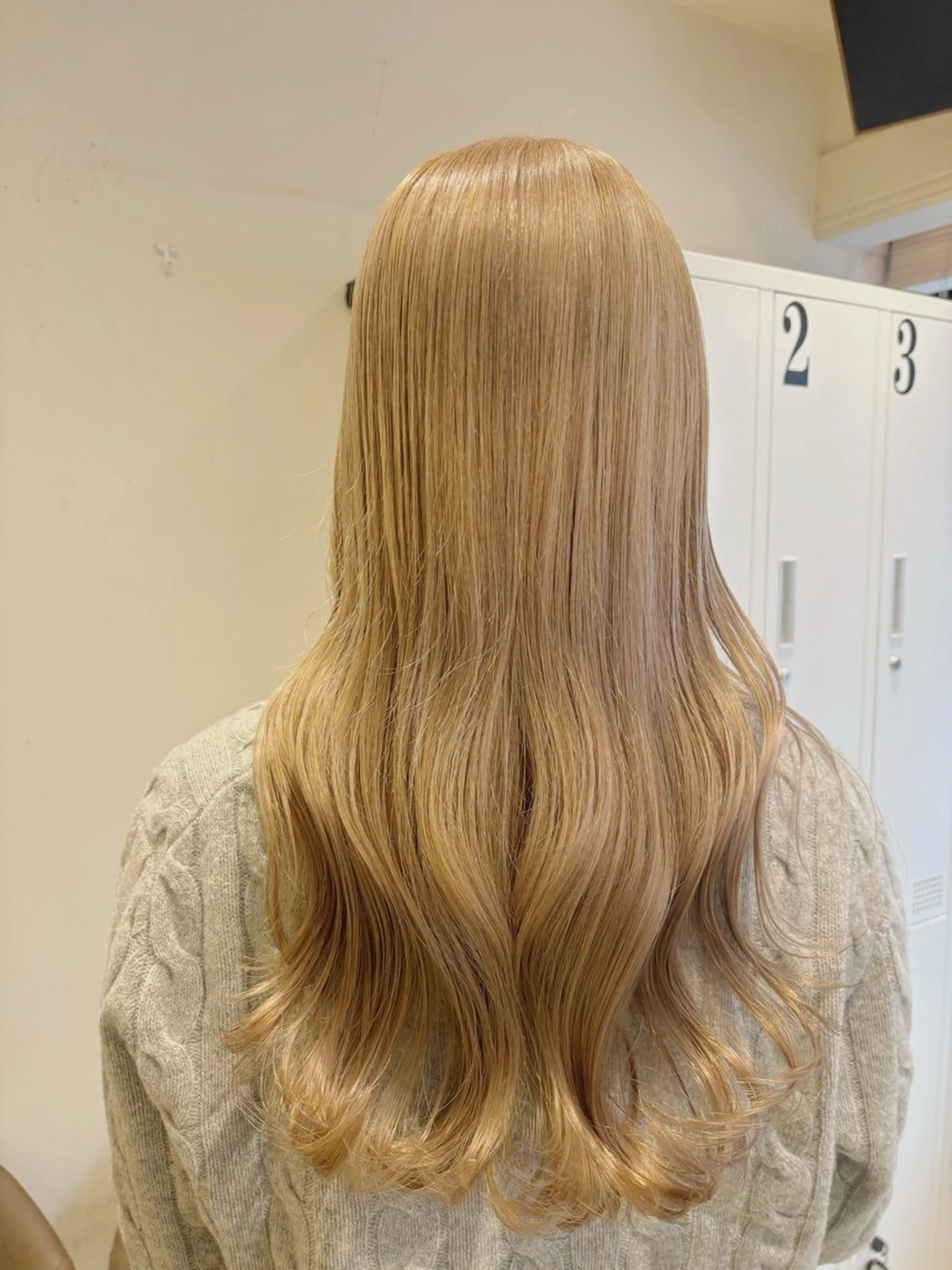 ロング カラー ベージュカラー ミルクティーベージュ カット ヘアカラー トリートメント 新井 彩斗EIGHT新宿のヘアスタイル