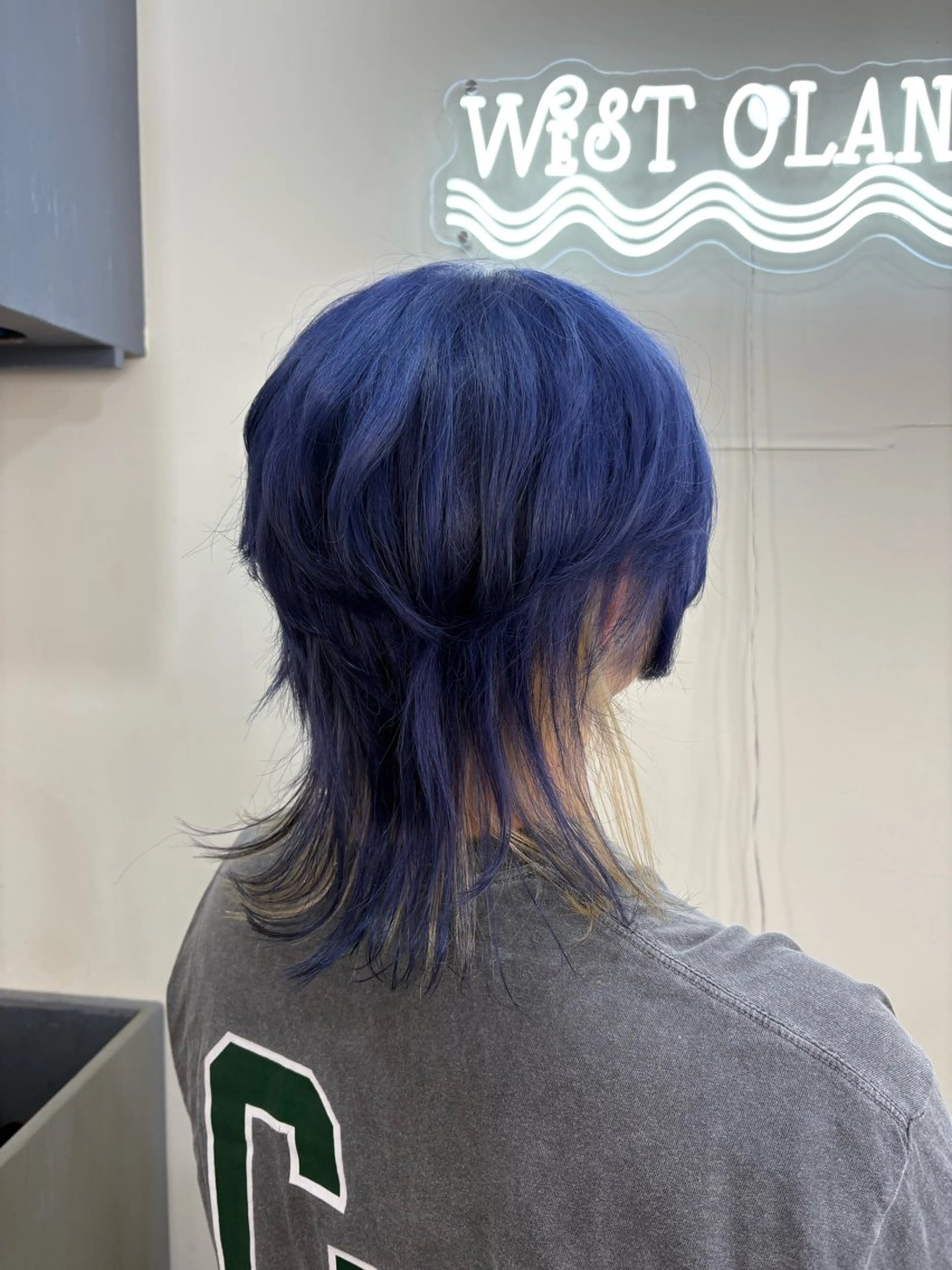 カラー ブロンド ブルーカラー ネイビーカラー ヘアカラー 飯泉 夏琉のヘアスタイル