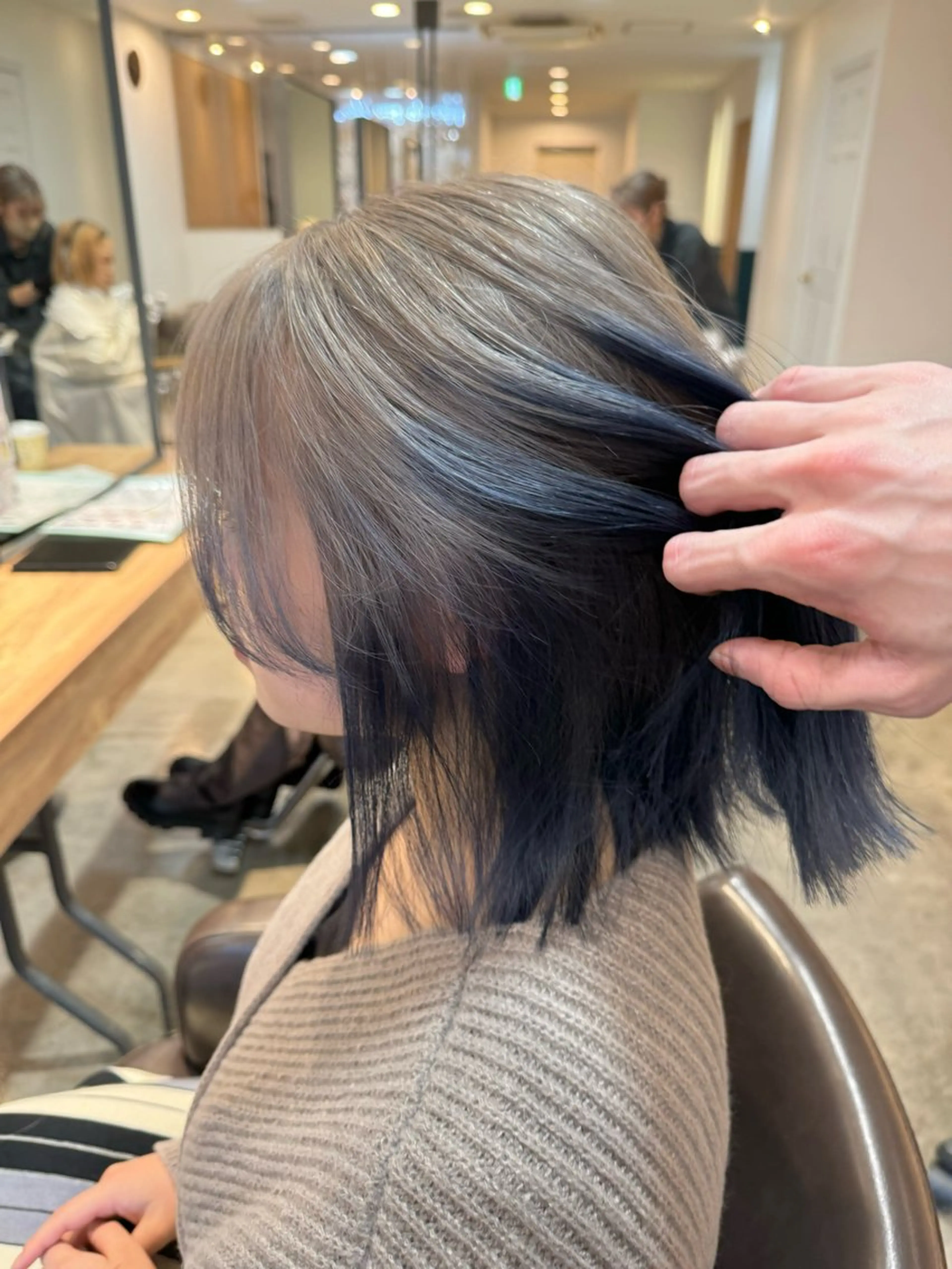 ミディアム カラー ベージュカラー グラデーションカラー ネイビーカラー 聖斗 /ハイトーン/パーマのヘアスタイル
