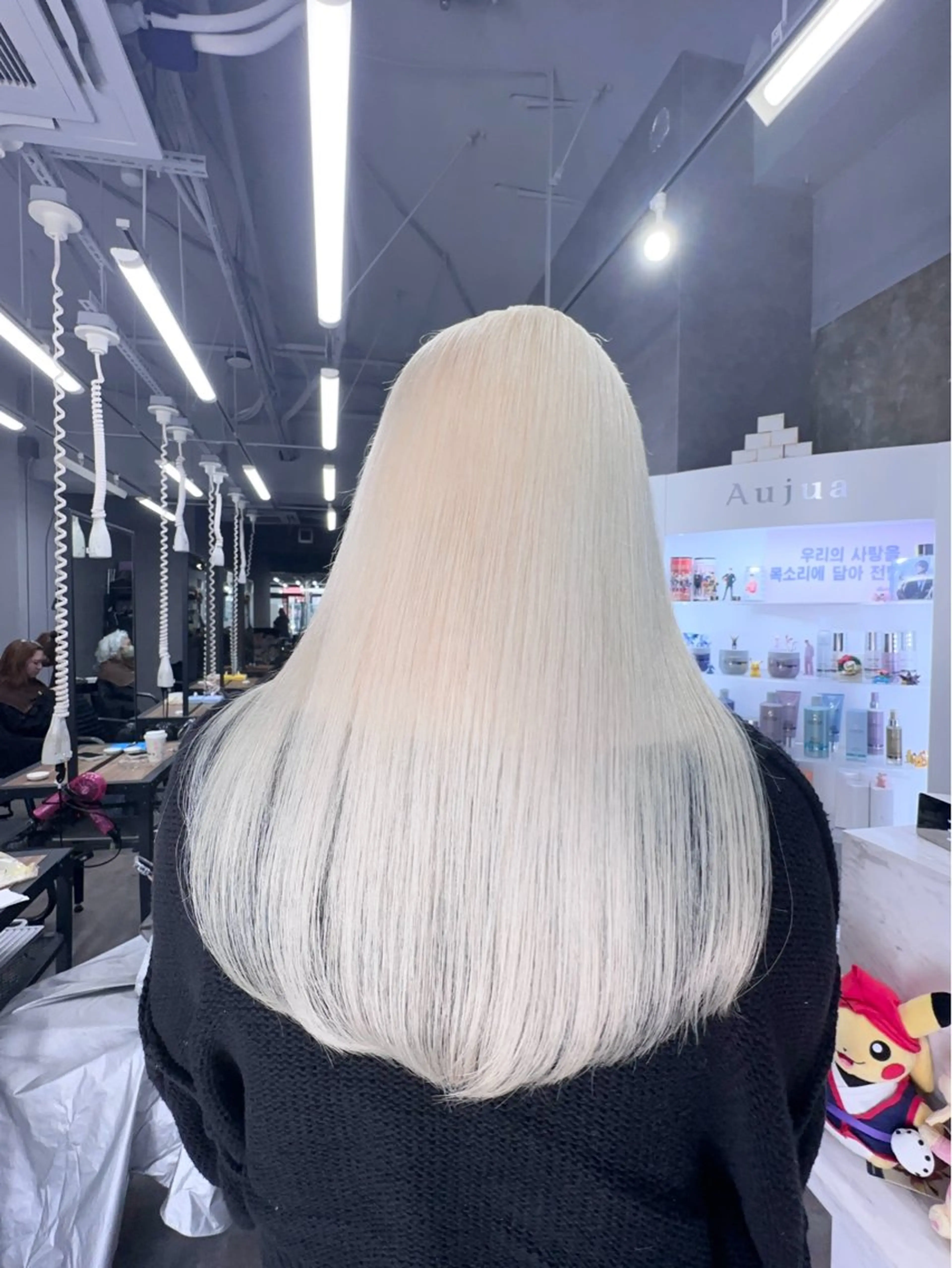 ロング ヘアカラー 前髪カット🩶レイヤ ー🩶ハイトーン🩶のヘアスタイル