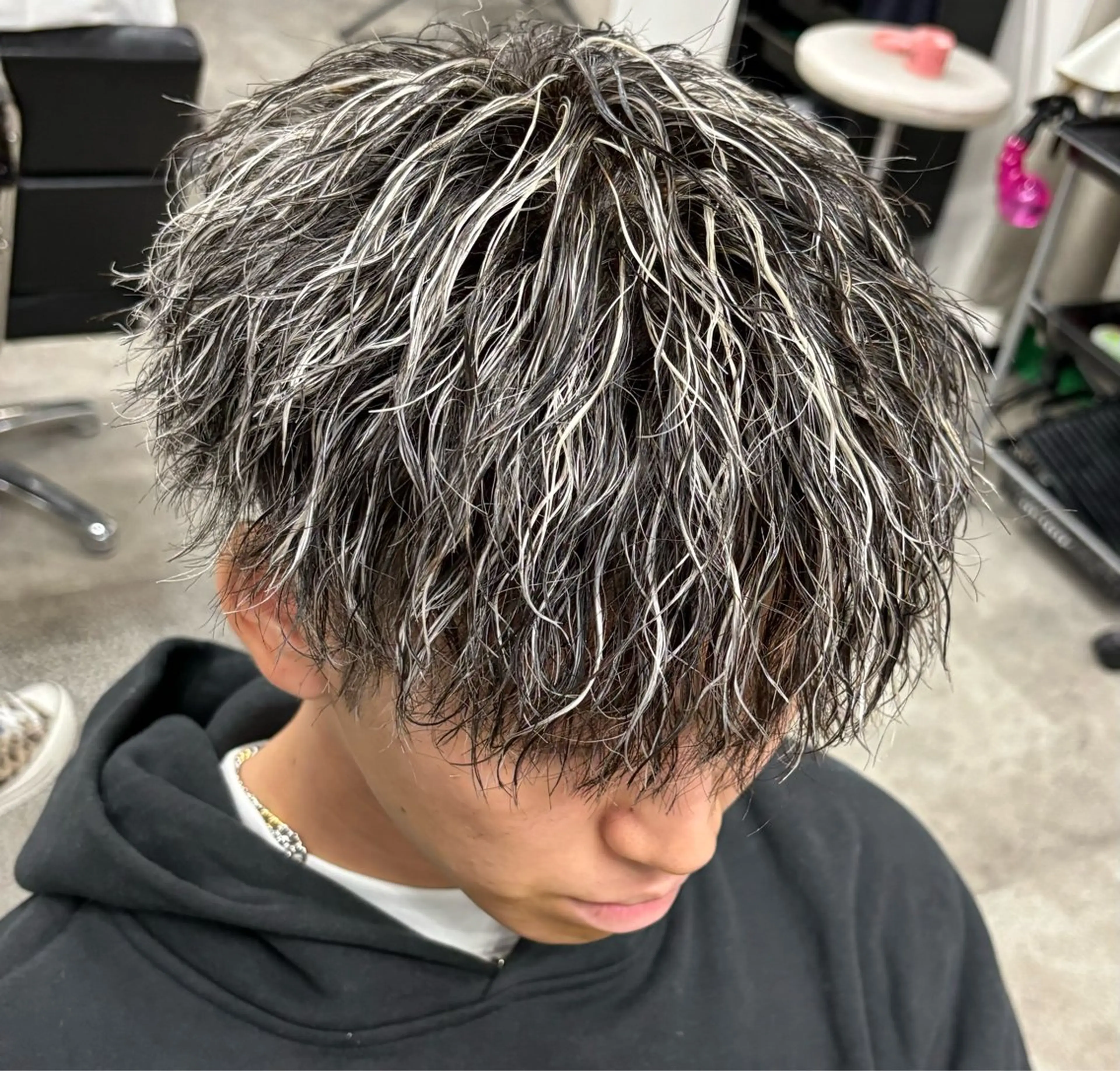 【メンズ限定】短髪ベースカット＋ホワイトハイライトの写真