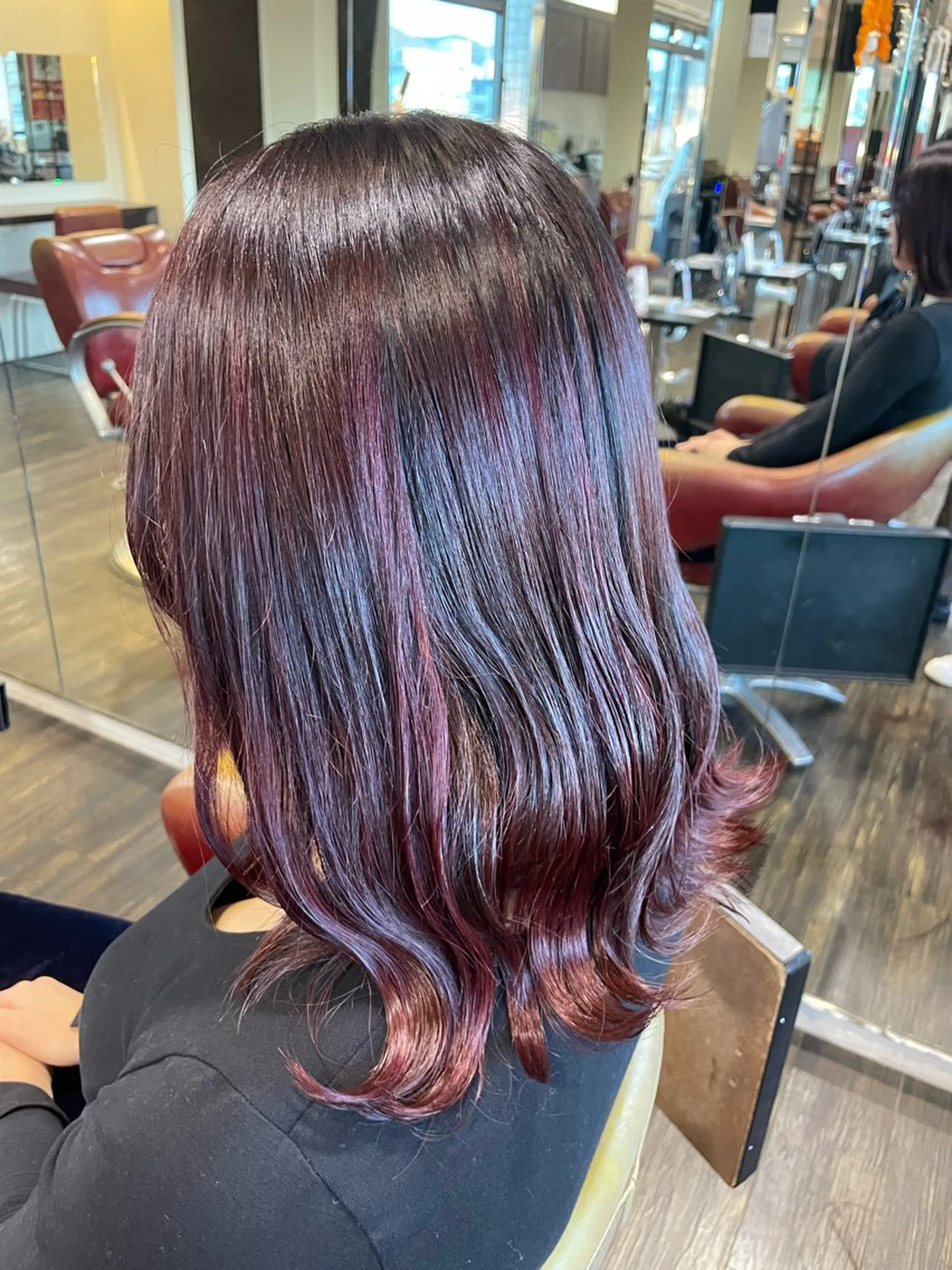 ロング レッドブラウン カット ヘアカラー 佐藤 綾郁のヘアスタイル