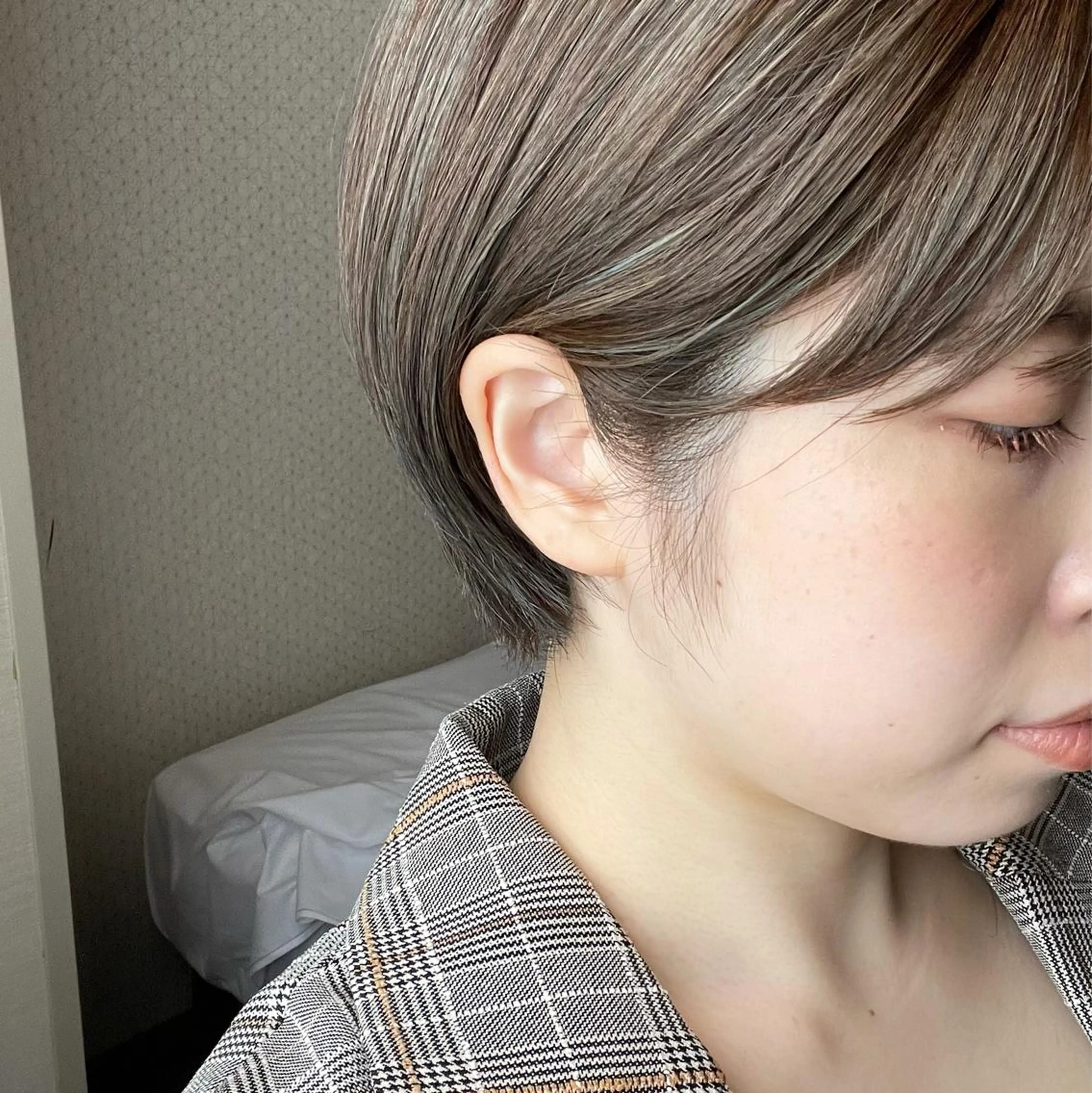 ショート カラー ヘアアレンジ アッシュ アッシュグレー アッシュグレージュ グレージュ 飯塚 沙衣のヘアスタイル