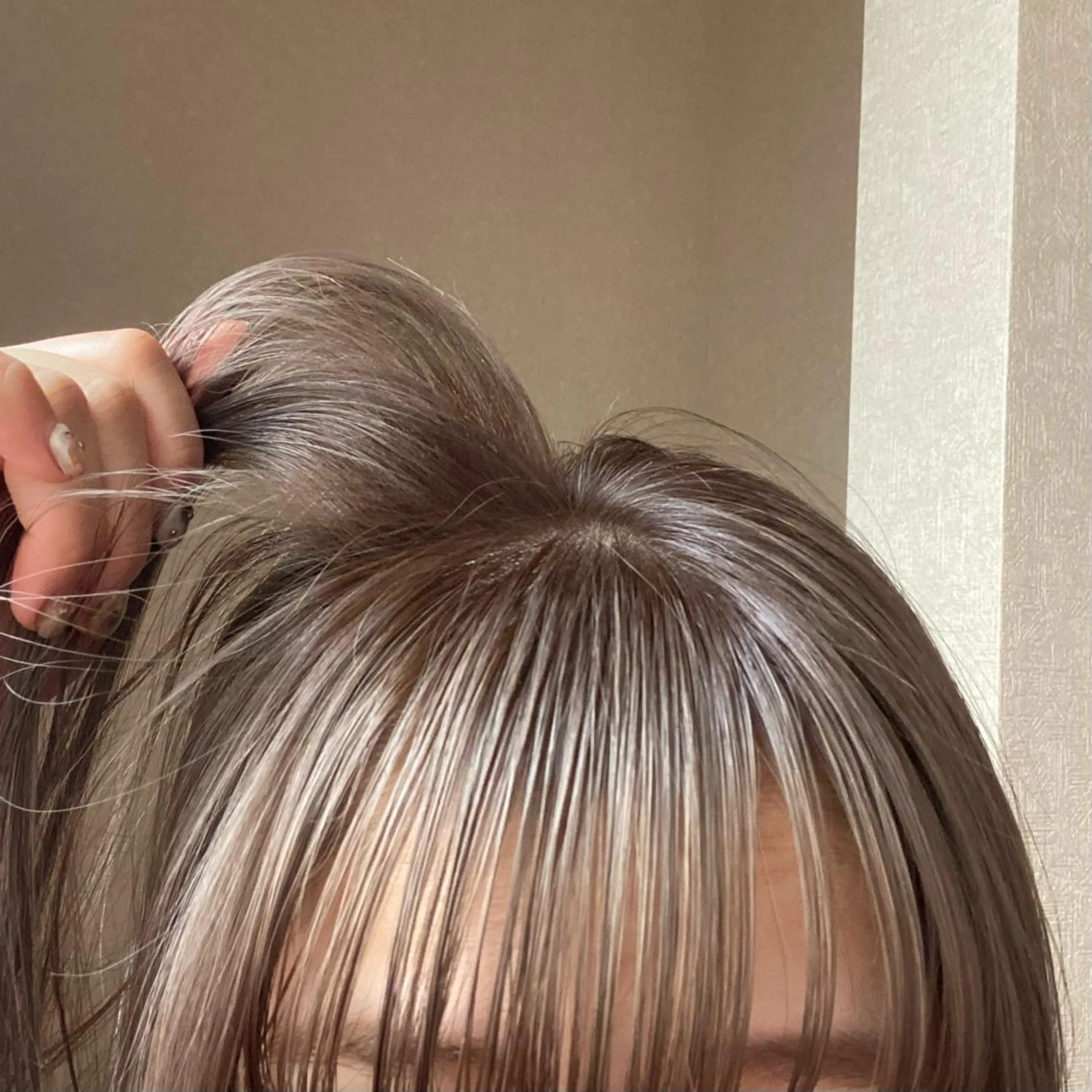 カラー ブリーチ グレージュ Lomalia moekaのヘアスタイル