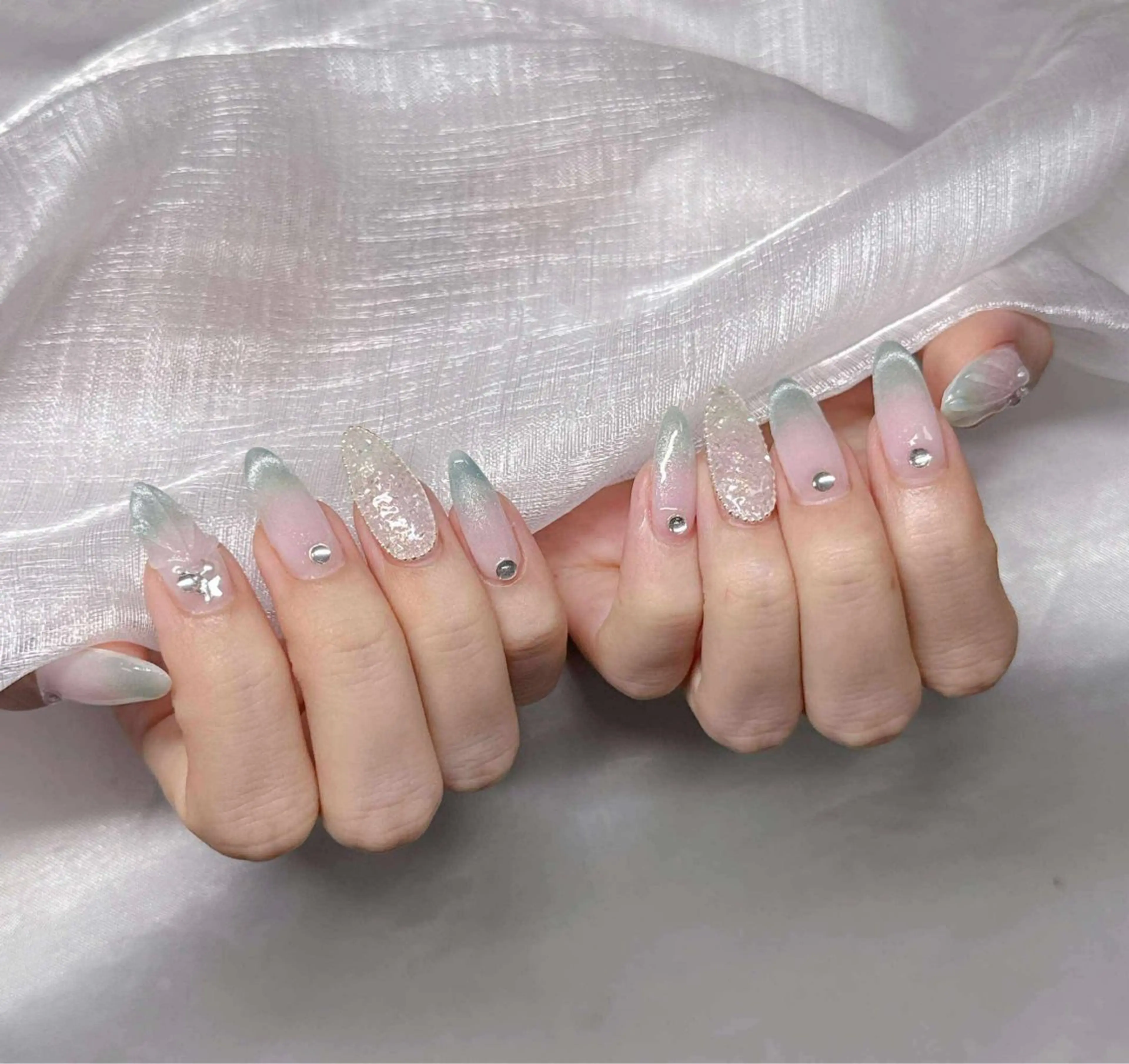 ネイル 長さ出し グラデーション 卒業式 キラキラネイル マグネットネイル ハンドネイル Lee Nailsのネイルデザイン