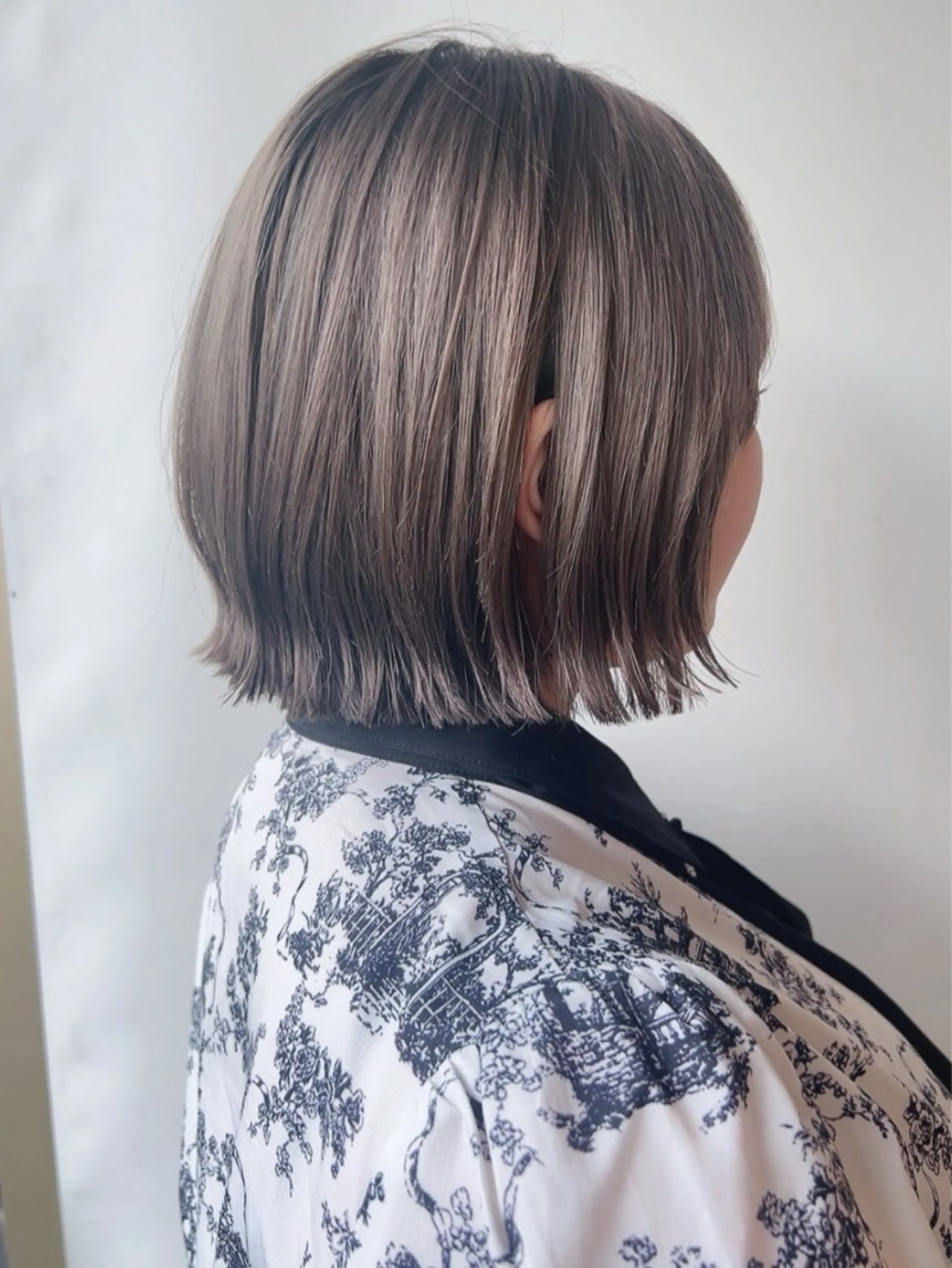 ショート ボブ 外ハネヘア morio from london所属・松岡彩華 ボブ /グレージュのヘアスタイル