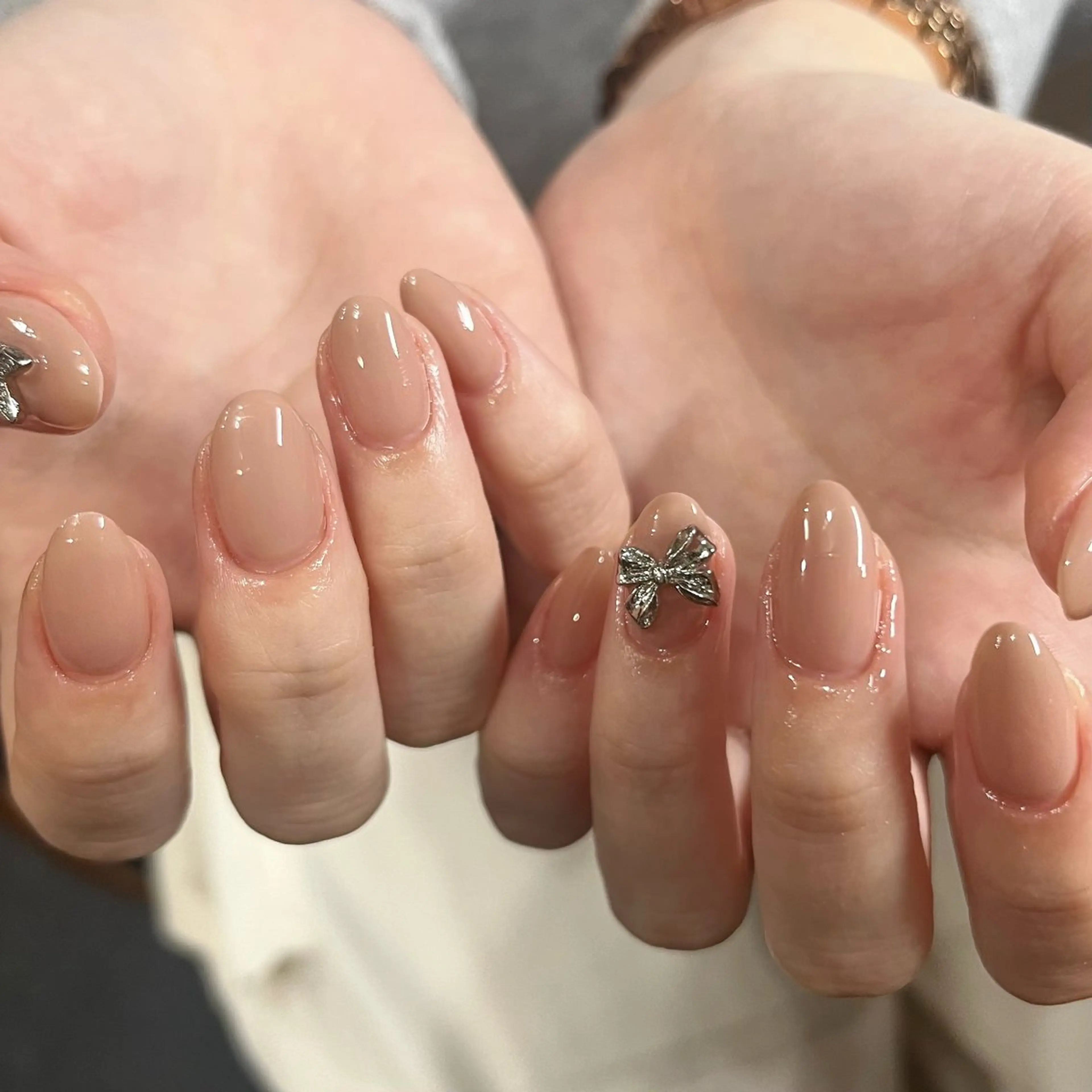 ネイル ワンカラーネイル ピンク ピンクベージュ リボン シルバー ハンドネイル ハンドケア 🎀NAIL🎀 AI🪄︎︎◝✩のネイルデザイン