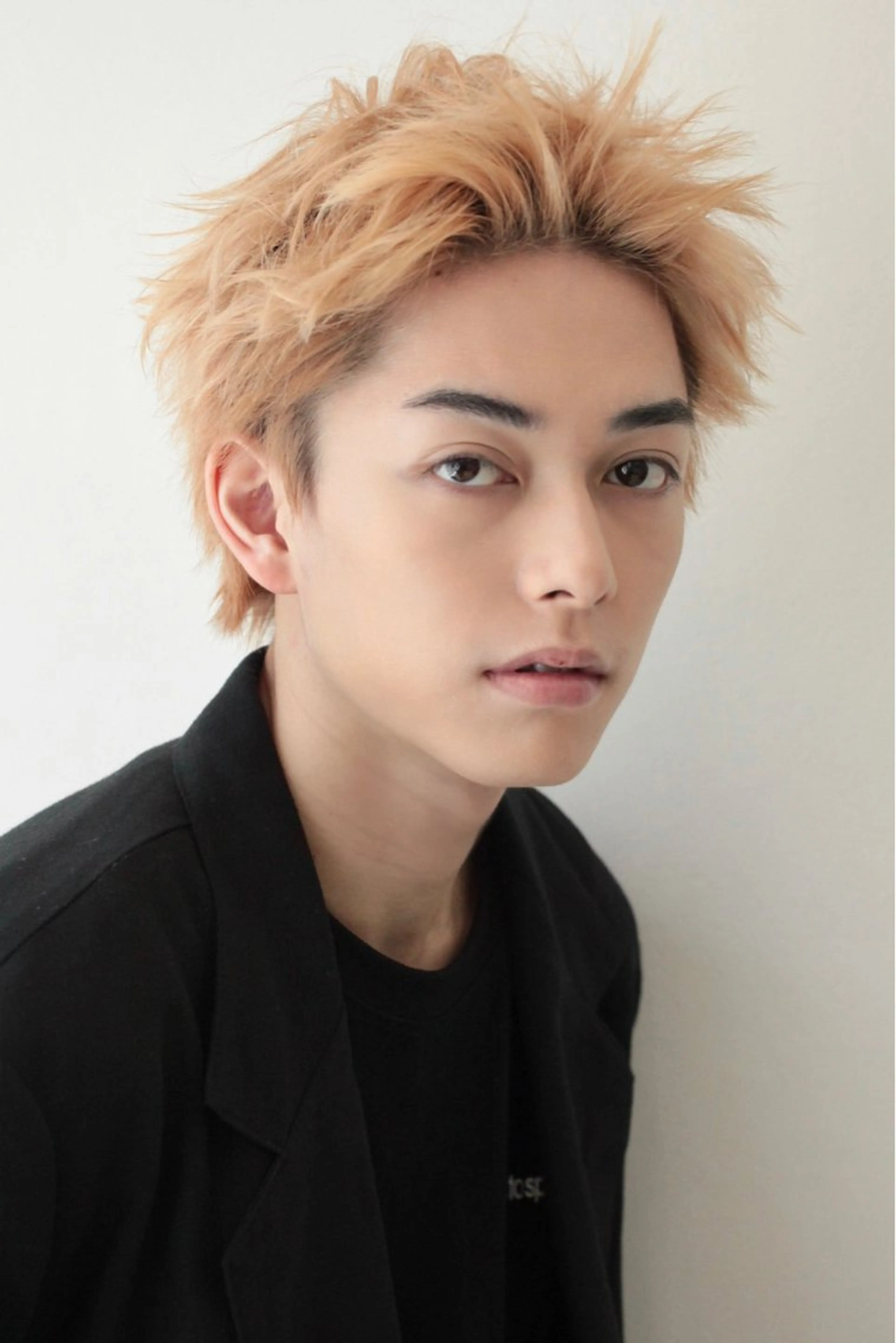 ショート カラー メンズ メンズブリーチ メンズハイトーン スパイキーショート ブリーチ ハイトーンカラー カット ヘアカラー ［似合わせヘア］ ✂︎OGURO✂︎のヘアスタイル