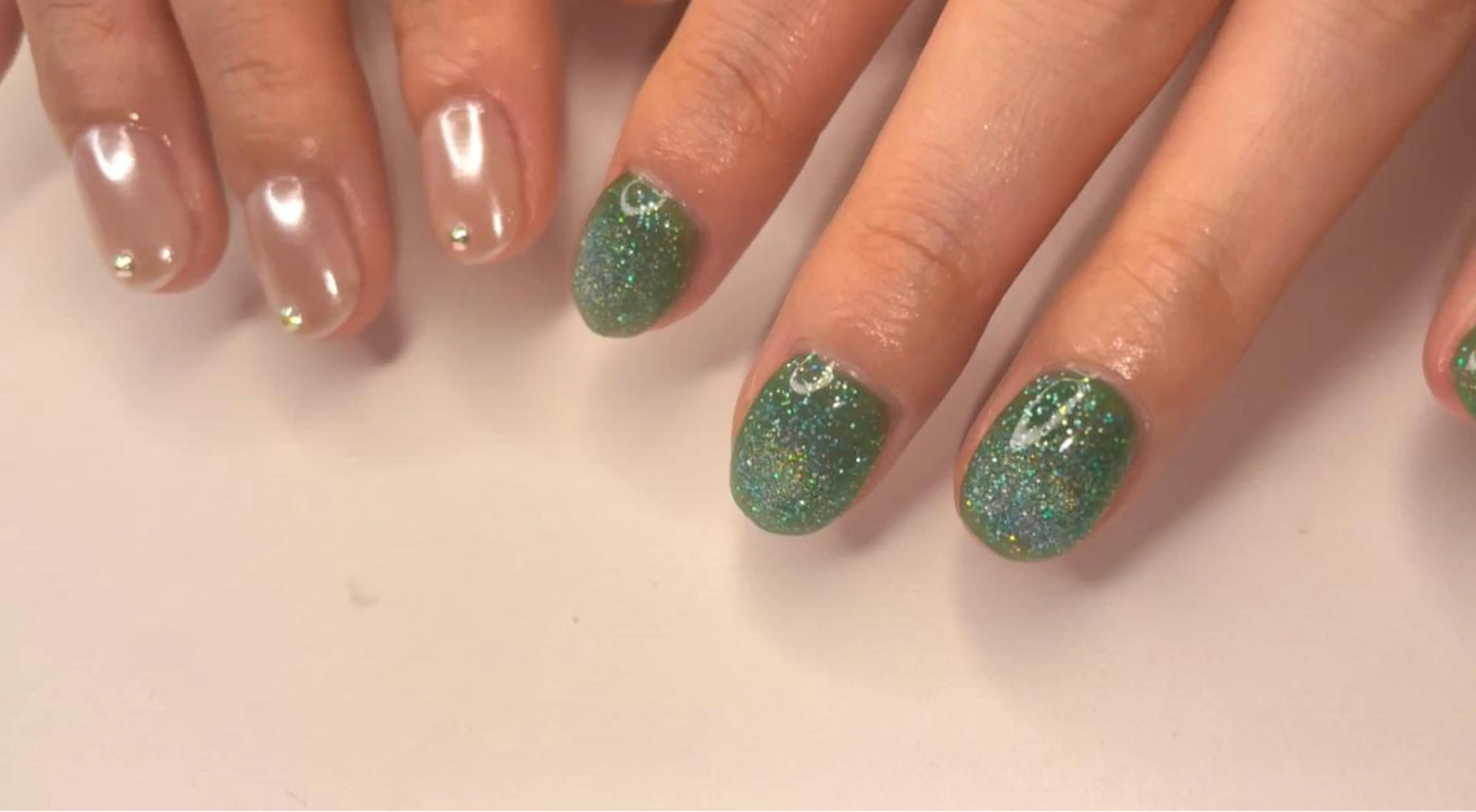 ネイル オーロラネイル グリーン ラメ(グリッター) 春ネイル ストーンネイル Ri-e's nailのネイルデザイン