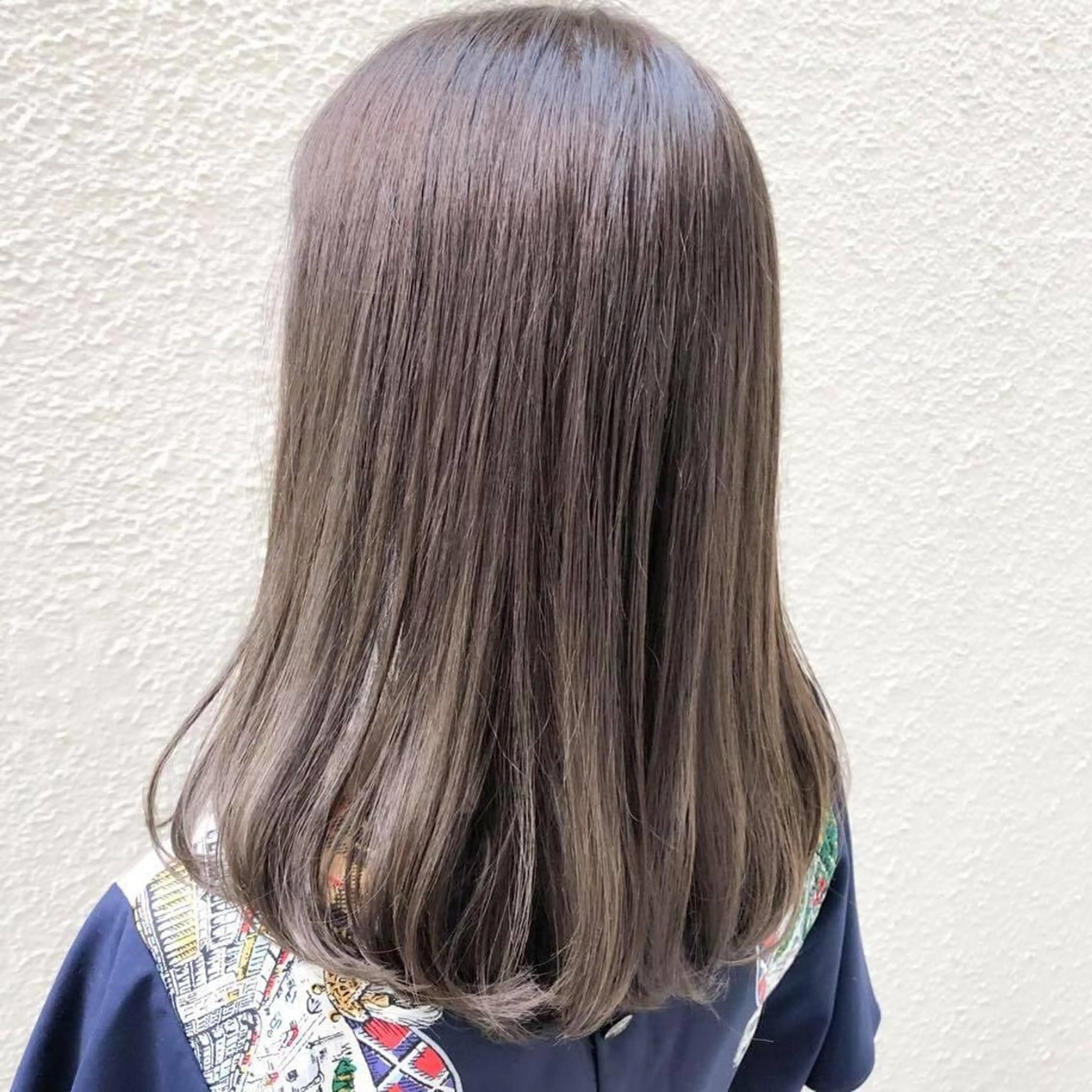 ミディアム カラー アッシュ ベージュカラー 透明感カラー ヘアカラー FERIA fam 小林勇太のヘアスタイル