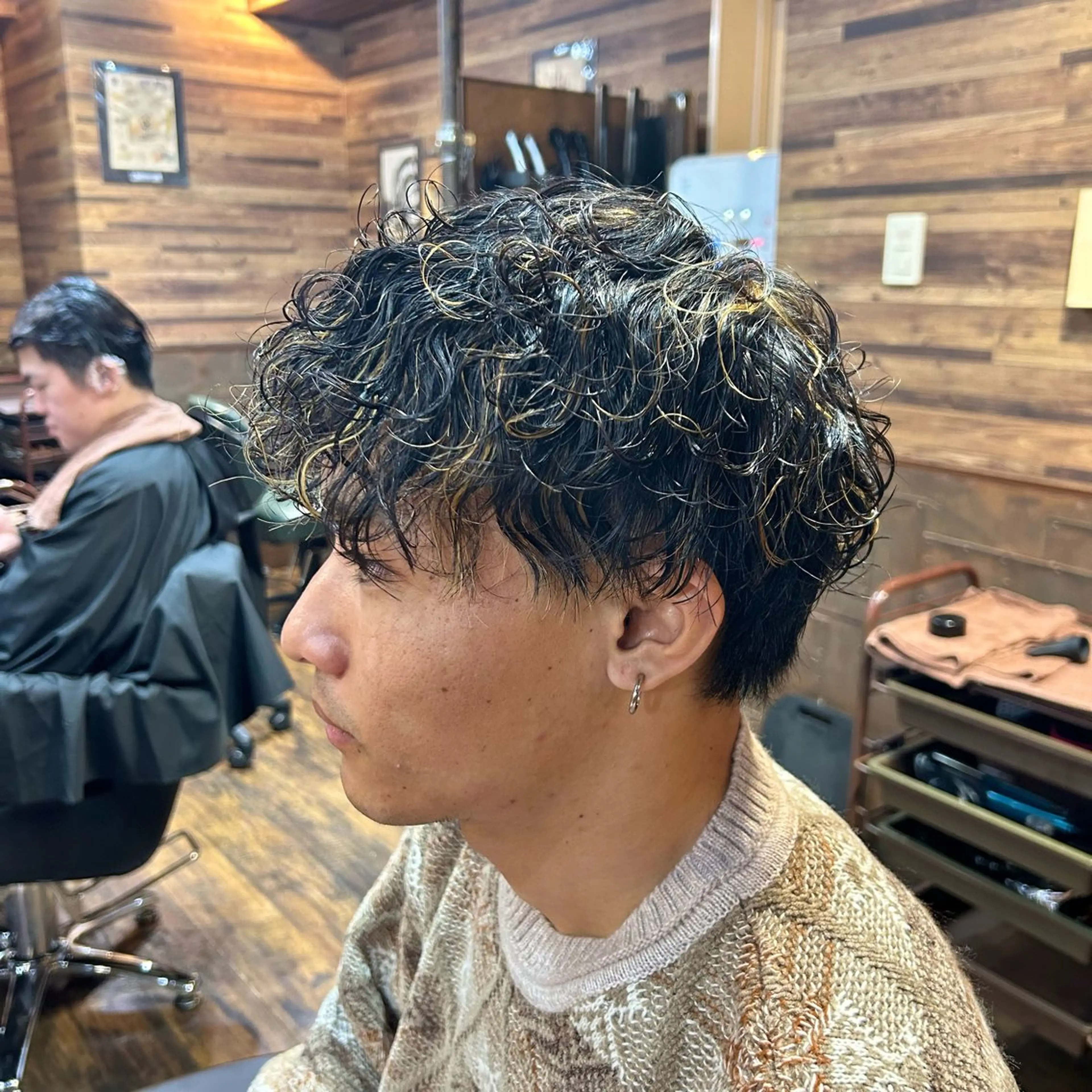 ショート パーマ メンズ メンズハイライト メンズパーマ 波巻きパーマ ハイライト カット ヘアカラー パーマ トリートメント ツイスパ/メンズ特化 🦋𝑺𝑶𝑵𝑬の眉毛・アイブロウイメージ