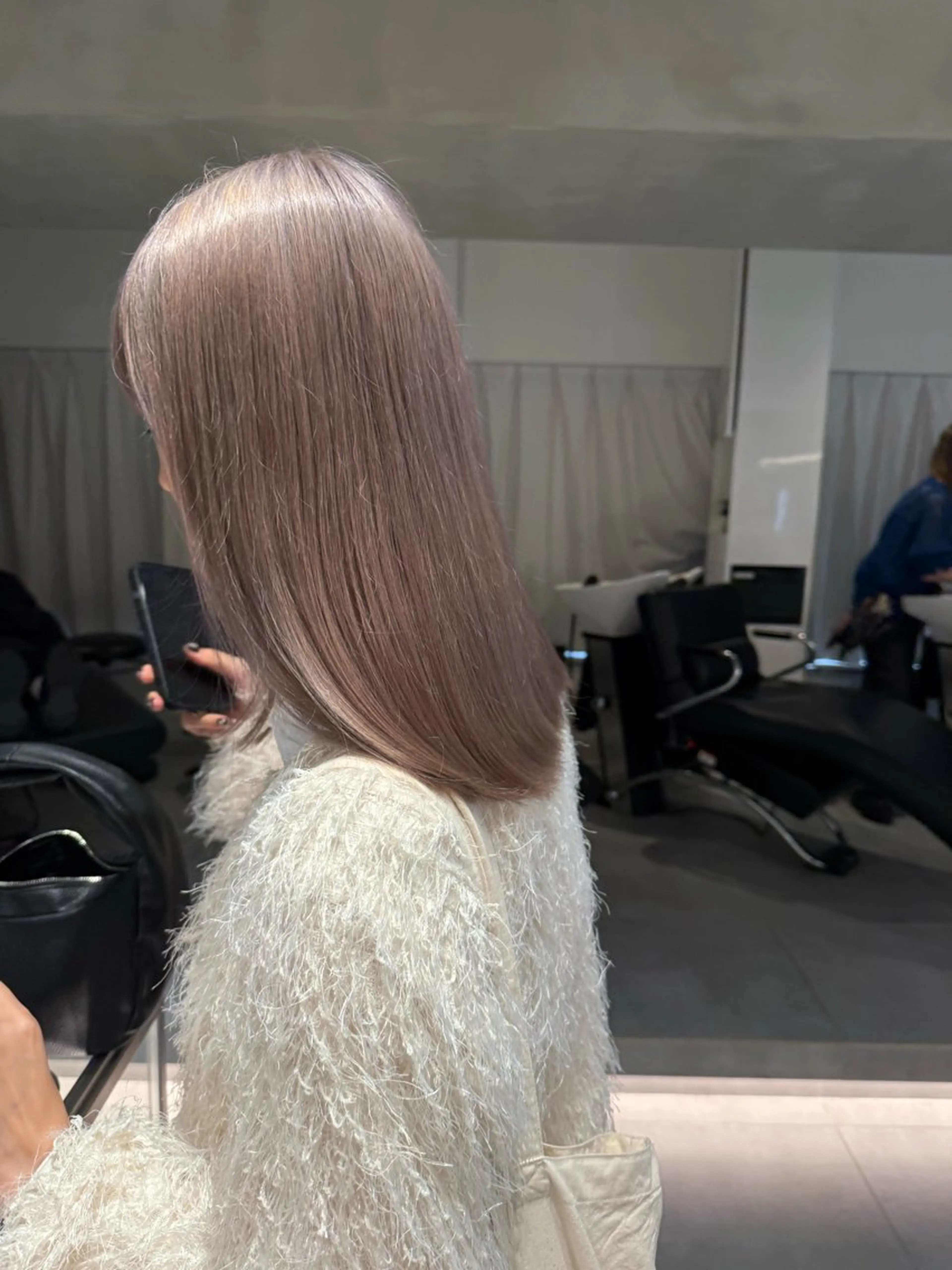 ミディアム カラー ヘアアレンジ ベージュカラー 透明感カラー ハイトーンカラー ピンクカラー ピンクベージュ ヘアカラー トリートメント 垢抜け韓国風ヘア カラーMIKUのヘアスタイル