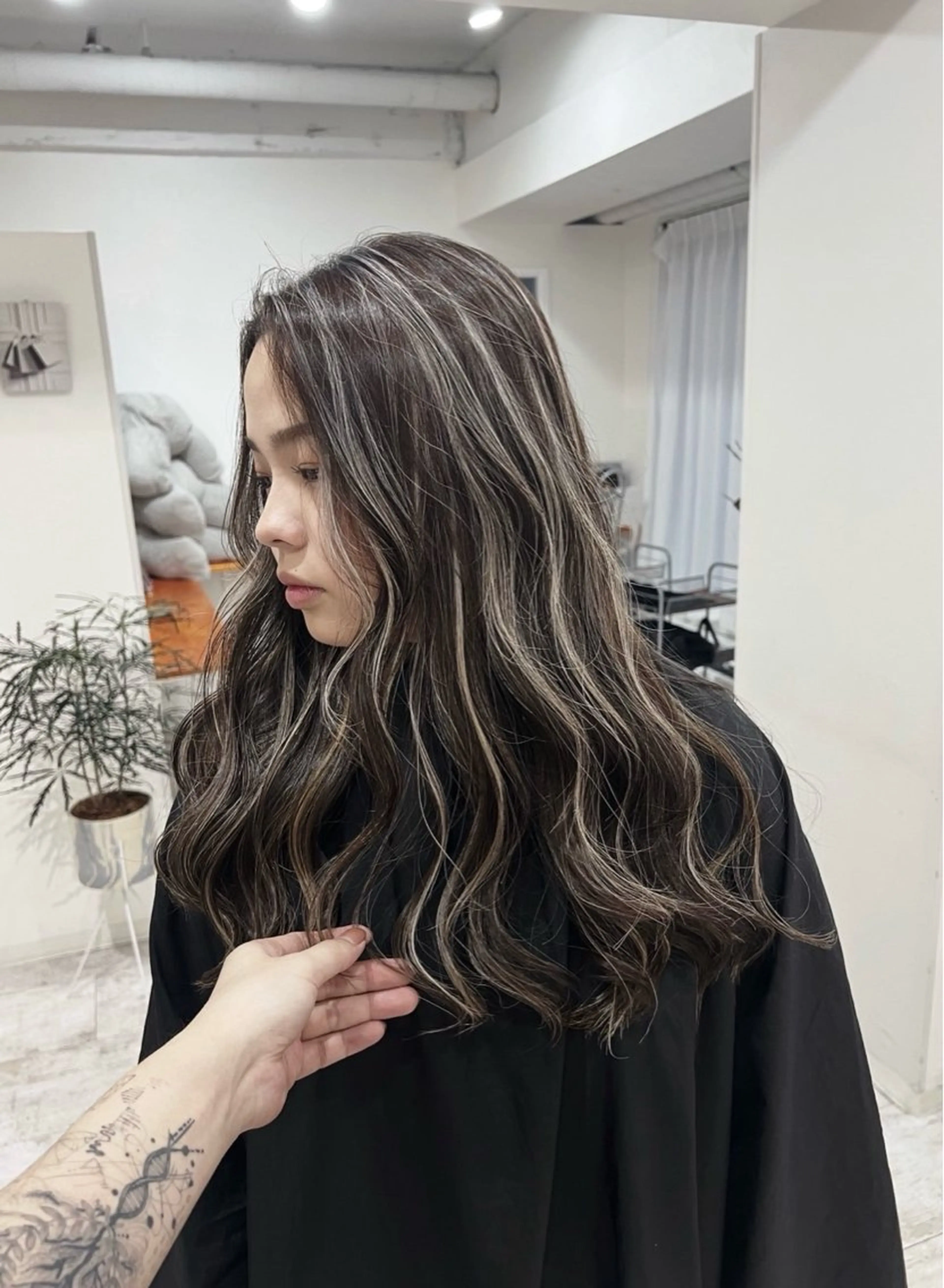ロング カラー ダークグレー ダークグレージュ グレージュ ハイライトカラー ハイライト ヘアカラー トリートメント ate.心斎橋店所属・指名数No.1 /NAOYAのヘアスタイル