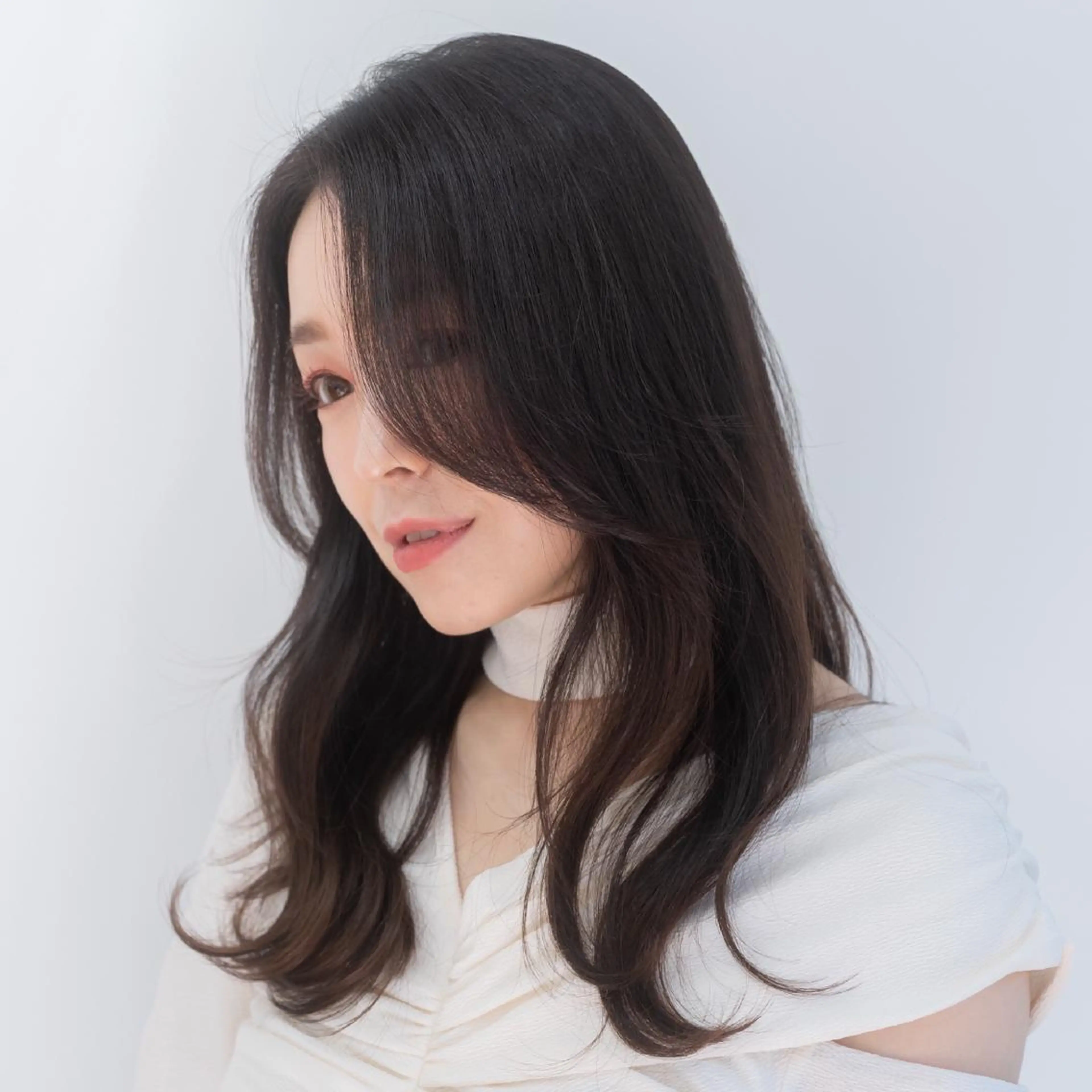 セミロング カラー パーマ ヘアアレンジ メンズ キッズ ネイル マツエク・マツパ アイブロウ メンズインナーカラー メンズ韓国風 黒髪 ブルーカラー ブルーブラック カット ヘアカラー トリートメント 韓国レイヤー×透明感 髪質改善　武田涼のヘアスタイル