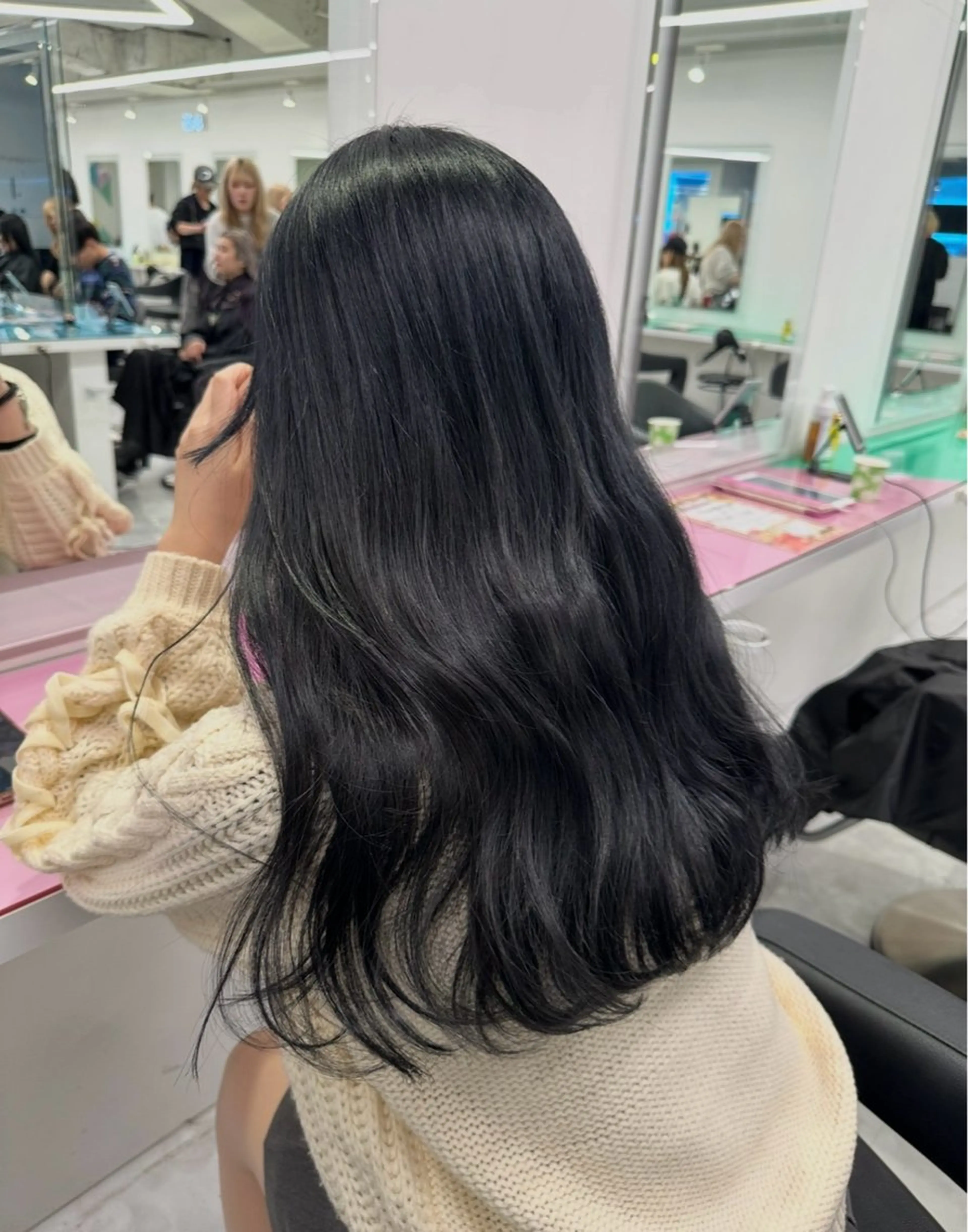 セミロング カラー ヘアアレンジ 黒髪 ブリーチ ブルーカラー ブルーブラック 透明感カラー ヘアカラー トリートメント ヘアセット 🩵ダメージレス艶感 ハイトーン🩷のヘアスタイル