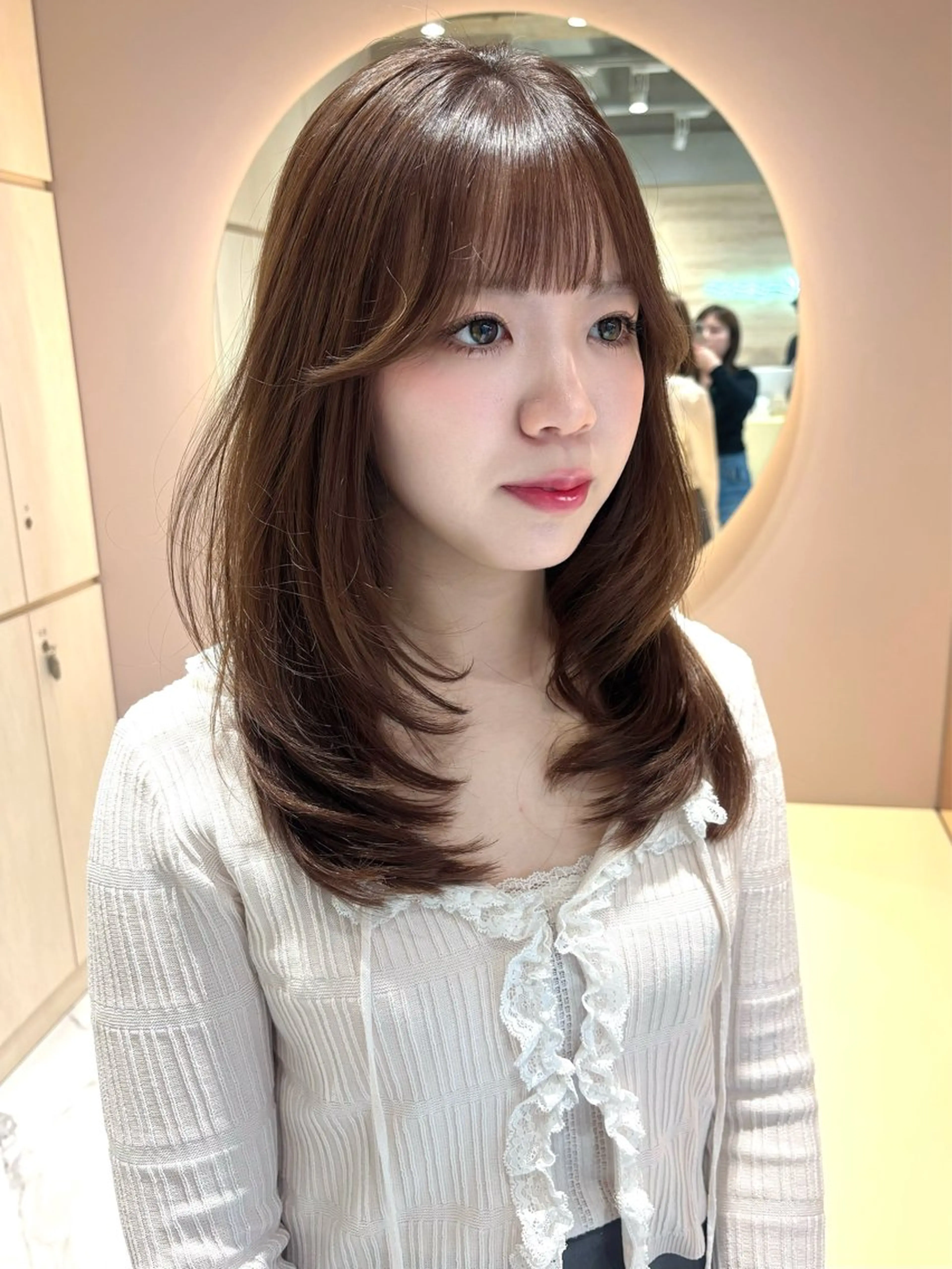 ミディアム ミディアムレイヤー くびれヘア 顔まわりレイヤー 韓国風ヘア レイヤーカット カット ヘアカラー ささき すずねのヘアスタイル