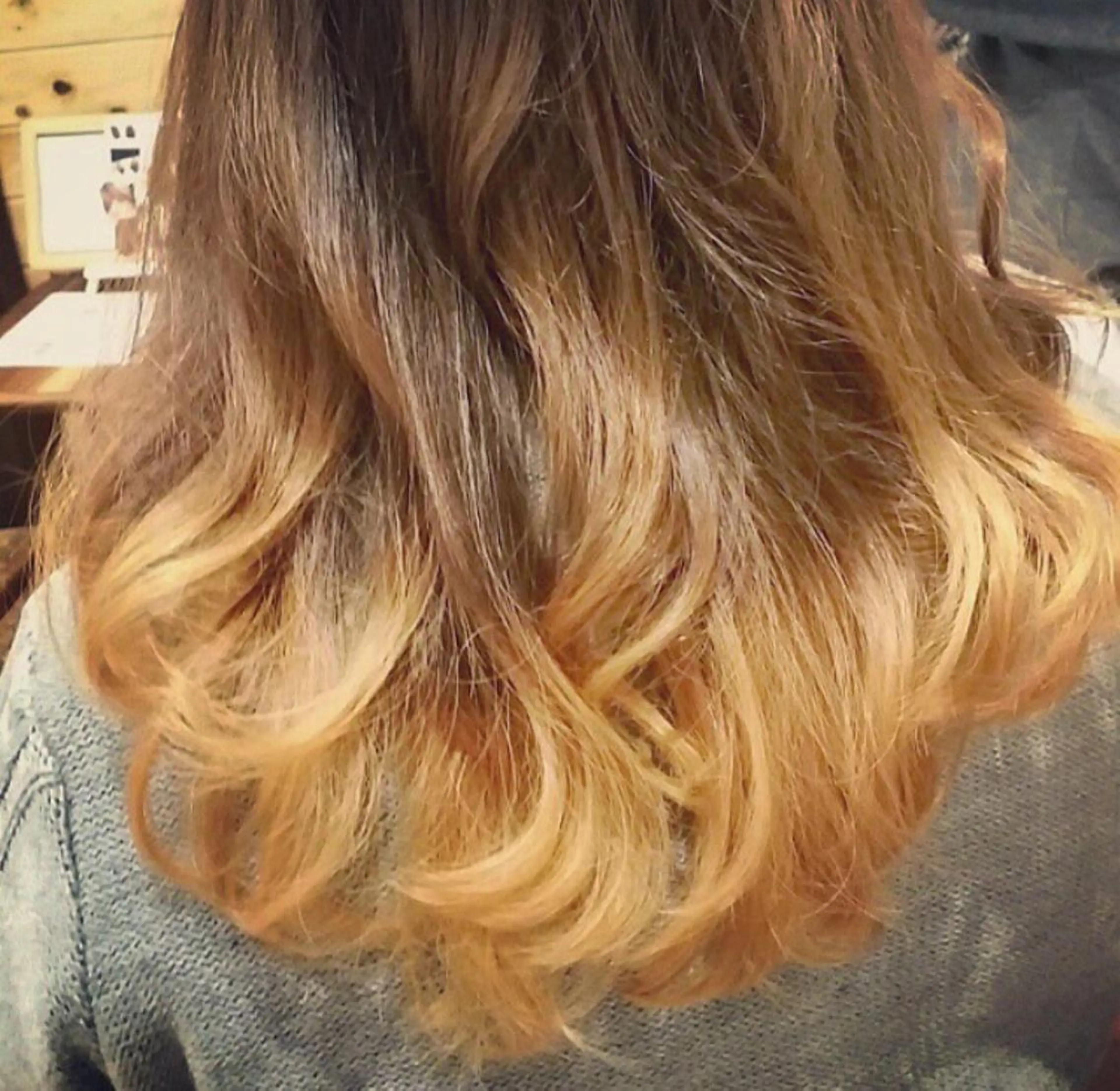 ミディアム セミロング カラー グラデーションカラー _WHITE高槻所属・_WHITE高槻店 yusukeのヘアスタイル