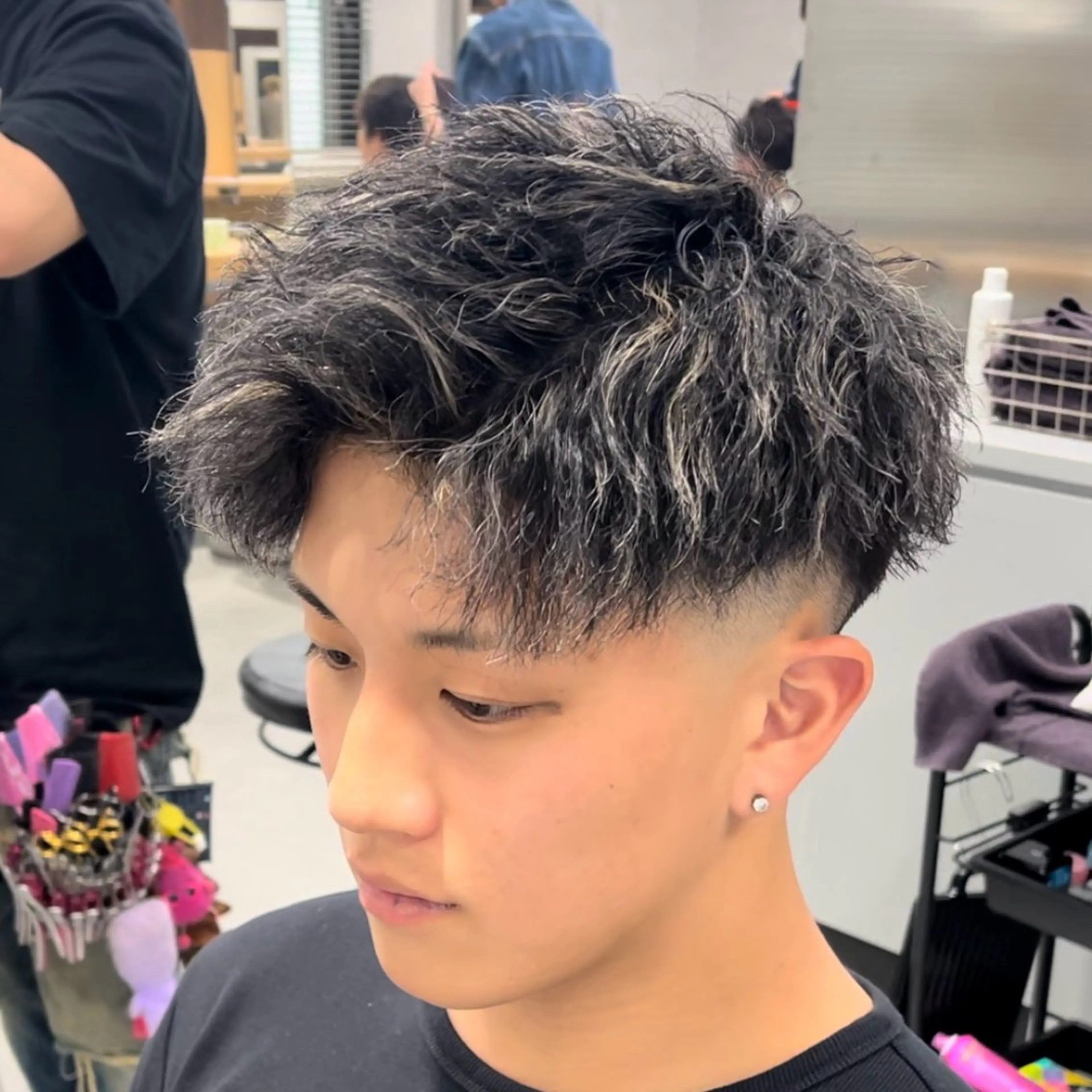 カラー パーマ メンズ アップバング フェードカット メンズパーマ スキンフェード カット ヘアカラー パーマ 🔥メンズカット＋パ ーマ🔥菊池一真のヘアスタイル
