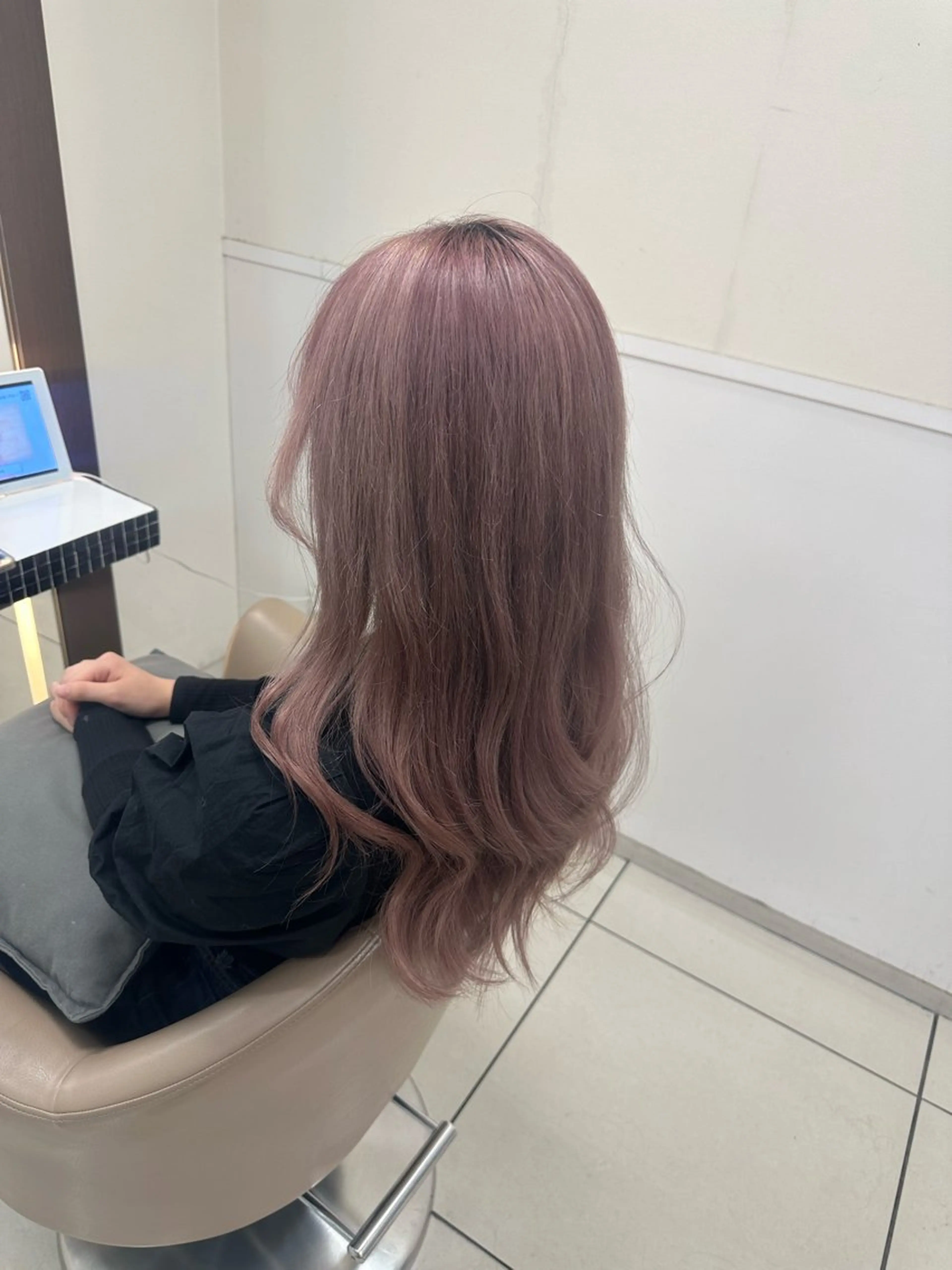 ロング カラー ヘアカラー ラウンドマッシュシャ ドウニュアンスパーマのヘアスタイル