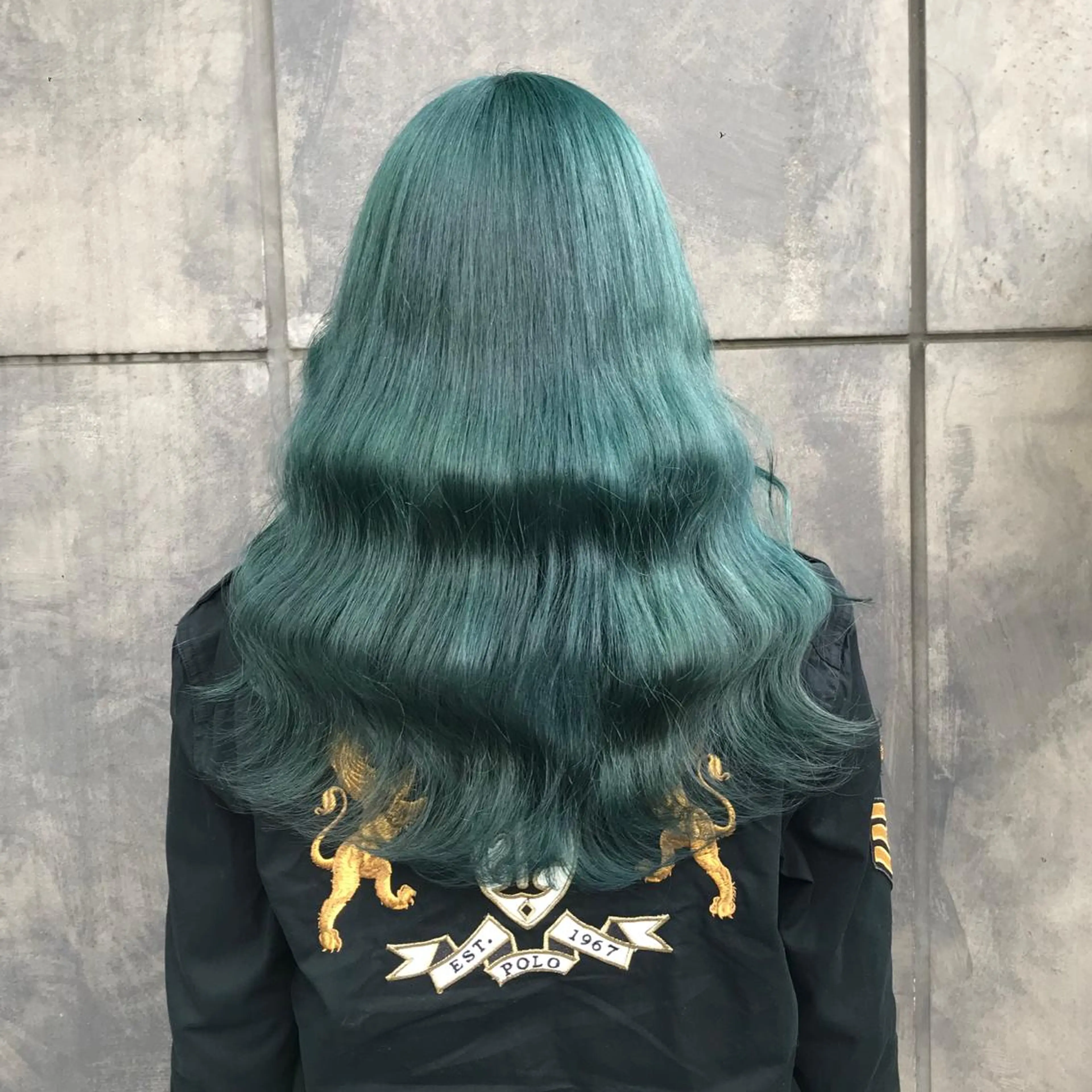 ロング カラー ブリーチ エメラルドグリーン ヨシンモリ ムルギョル巻き 韓国風ヘア サロウィン所属・K-POP好き美容師 🇰🇷Kai.Yのヘアスタイル