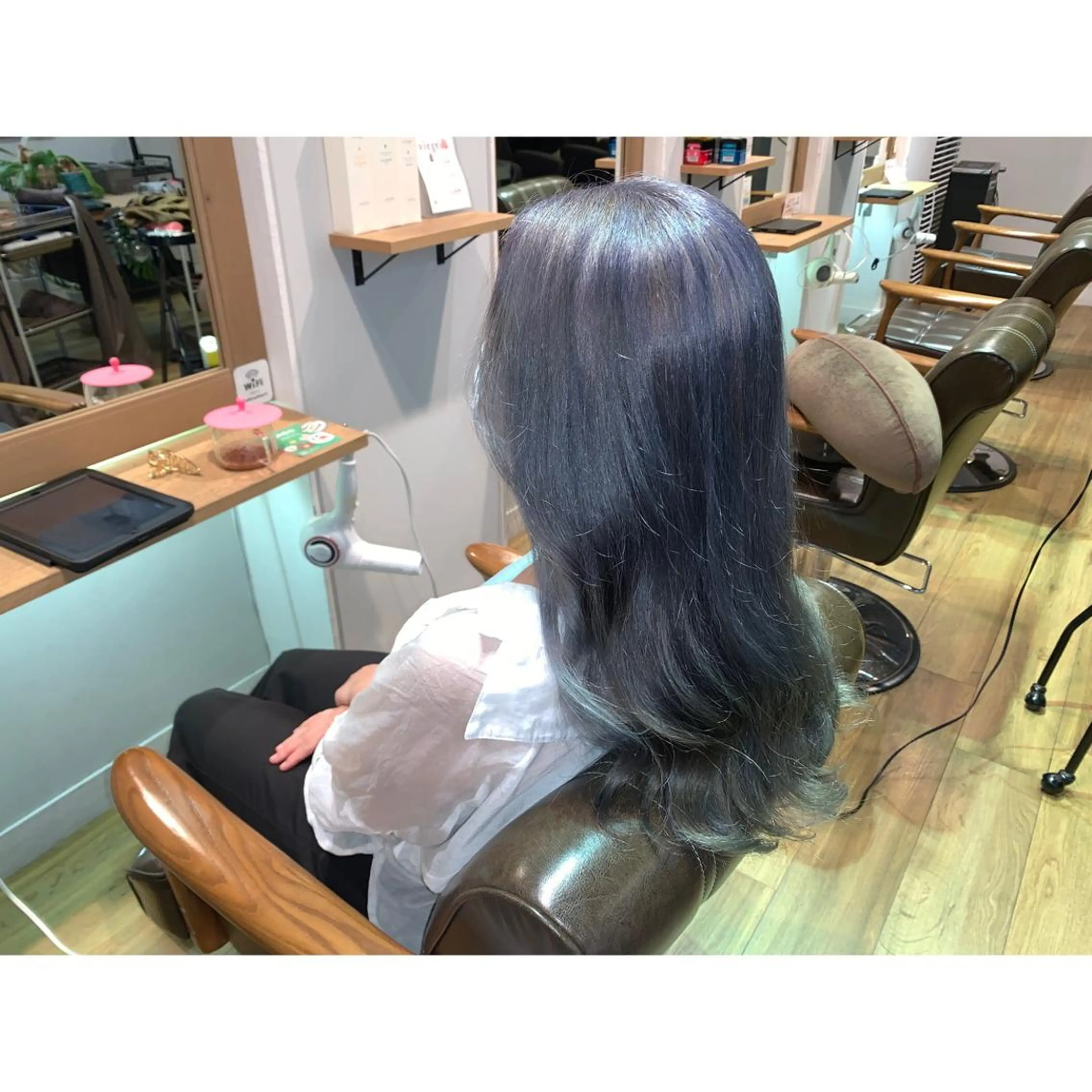 ロング カラー ブリーチ シルバー ヘアカラー トリートメント ツキダテ ユイのヘアスタイル
