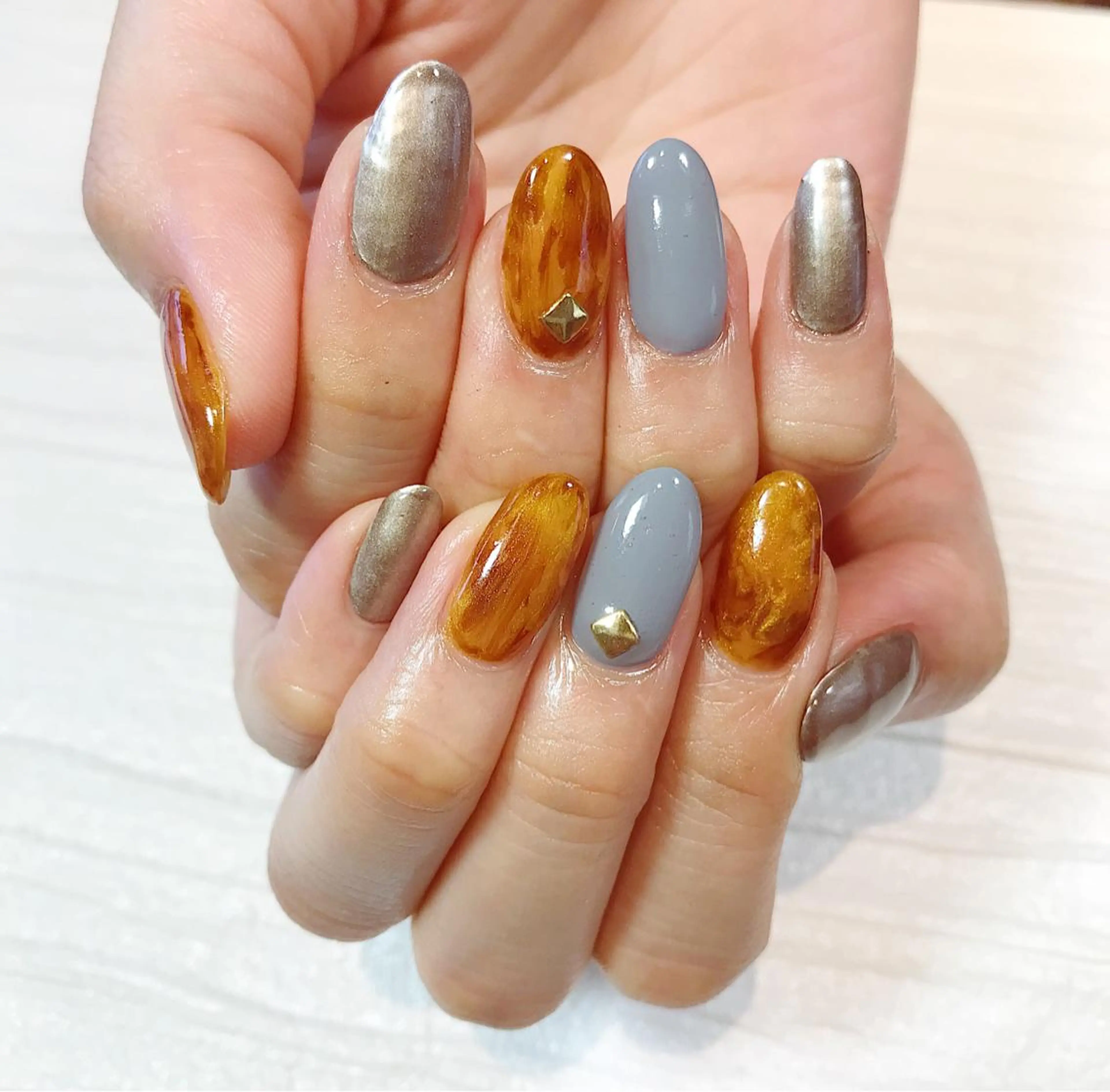 ネイル べっ甲ネイル ゴールド NAILSALON AMULEのネイルデザイン