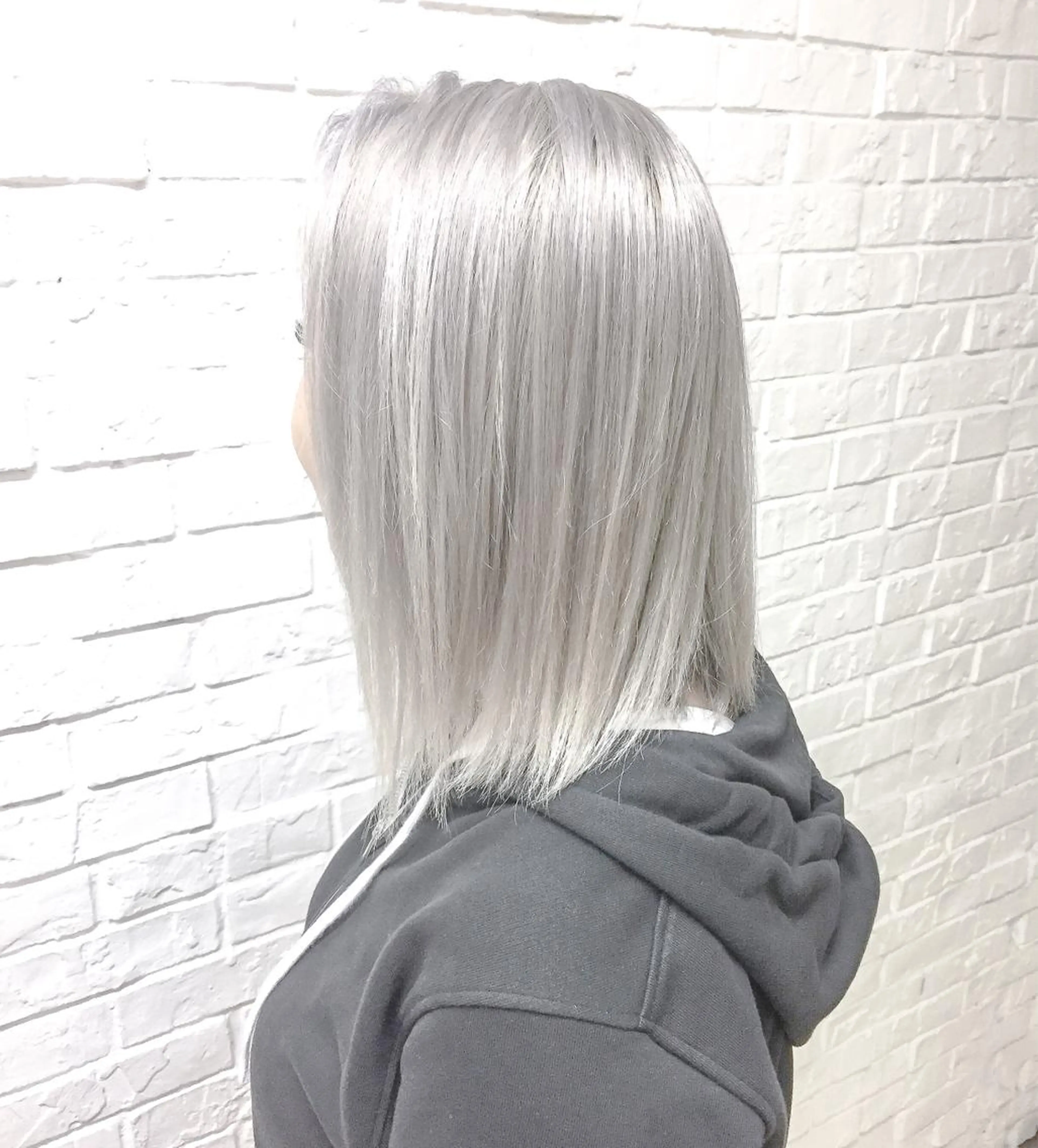 ミディアム カラー ブリーチ シルバー ホワイトシルバー ヘアカラー トリートメント エクステ エクステリピート率 No.1 菊池　悠介のヘアスタイル