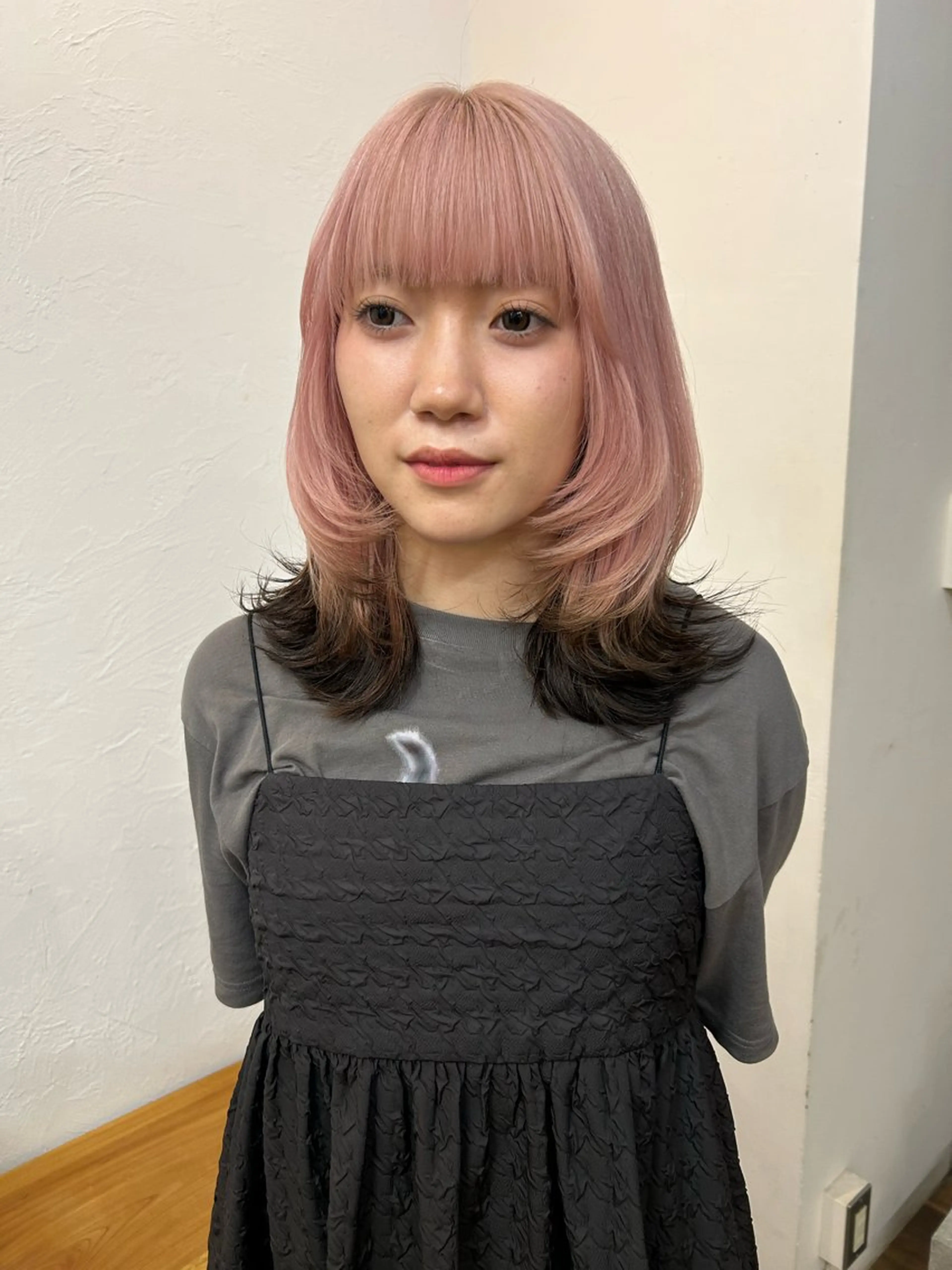 セミロング カラー ピンクカラー ヘアカラー たにおか まなかのヘアスタイル