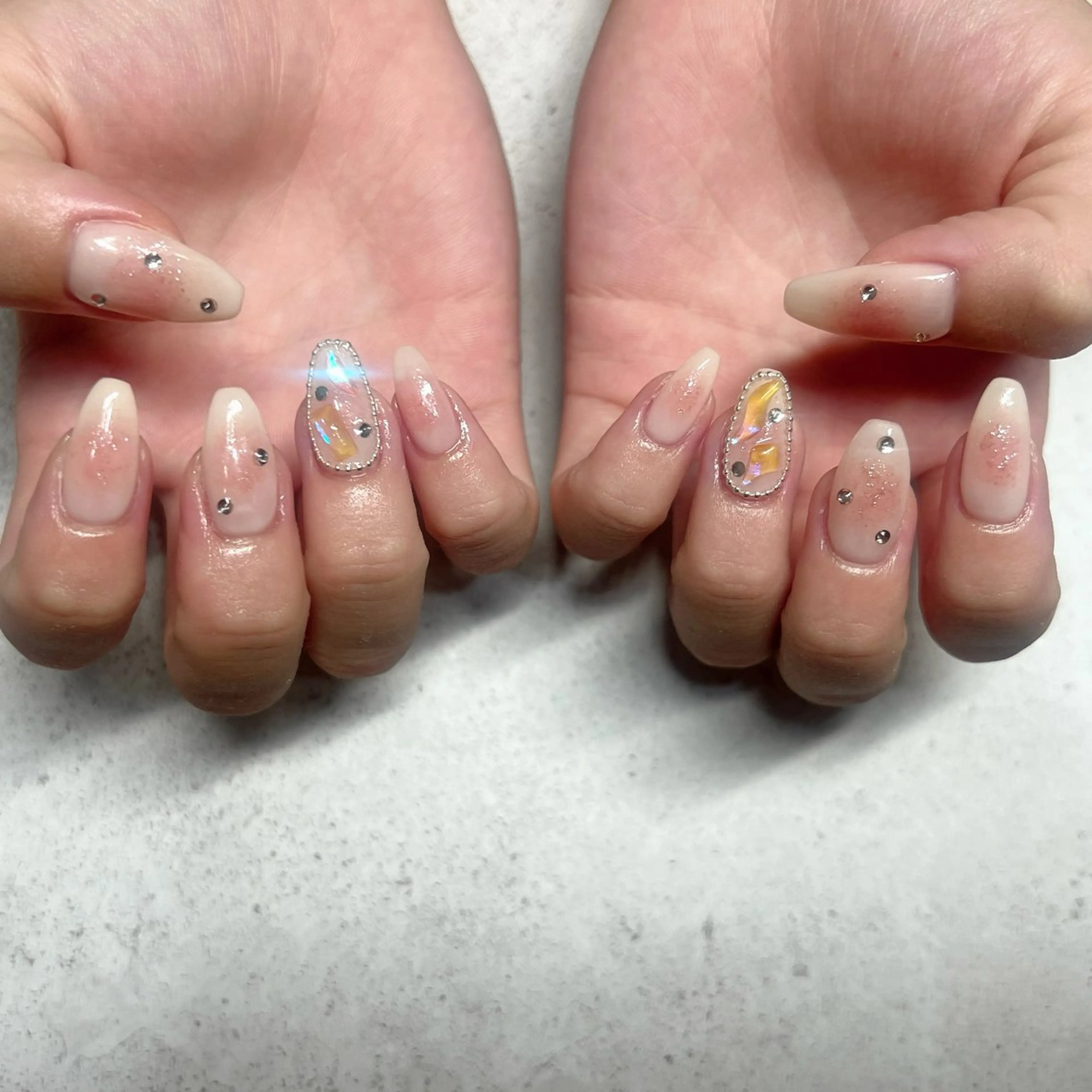 ミディアム ハンドネイル 萬城 愛梨のネイルデザイン