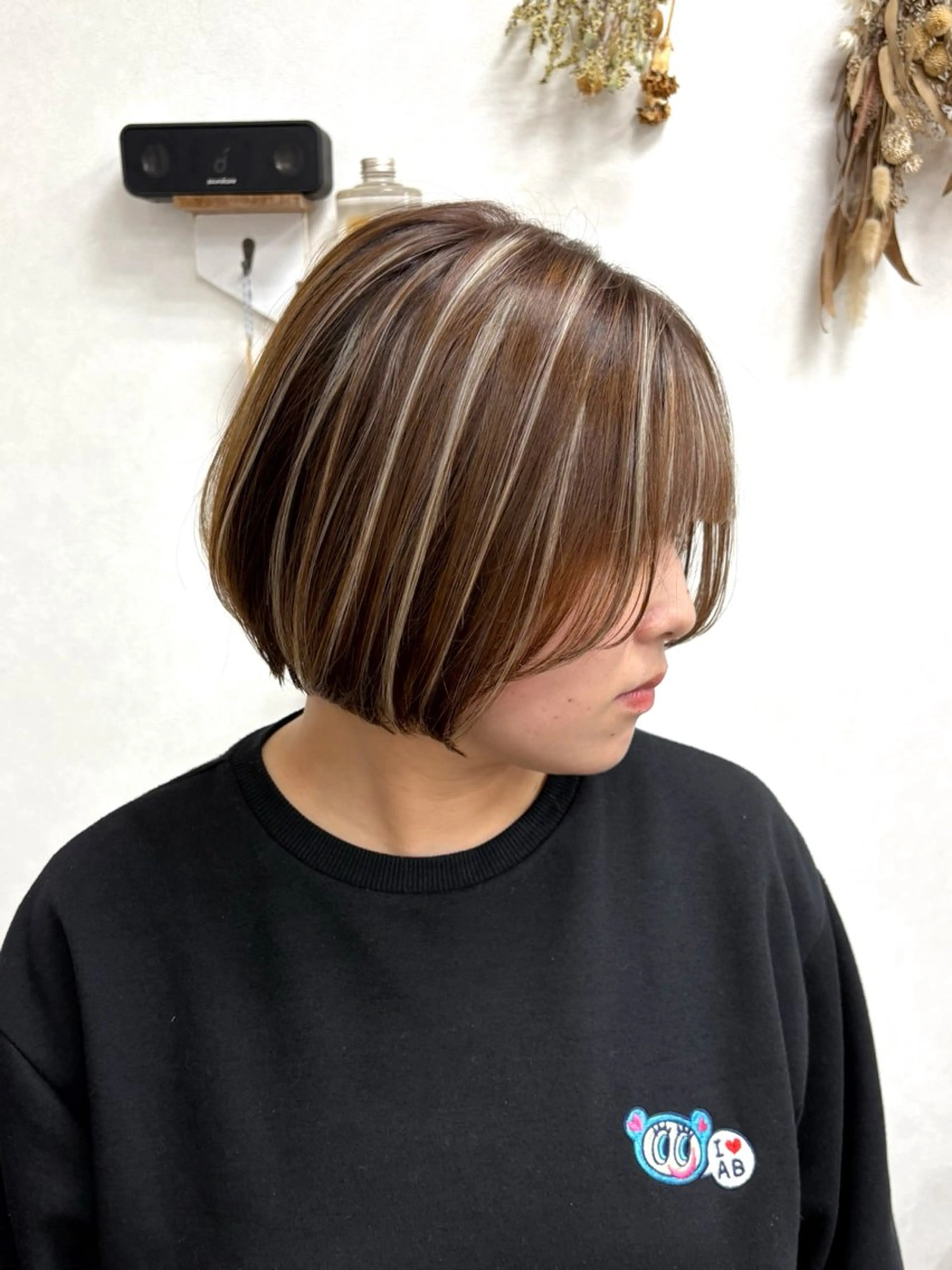 ショート ボブ ハイライト ヘアカラー トリートメント Ring  by Moremuu所属・issy/ハイライト ハイトーン／レイヤーのヘアスタイル