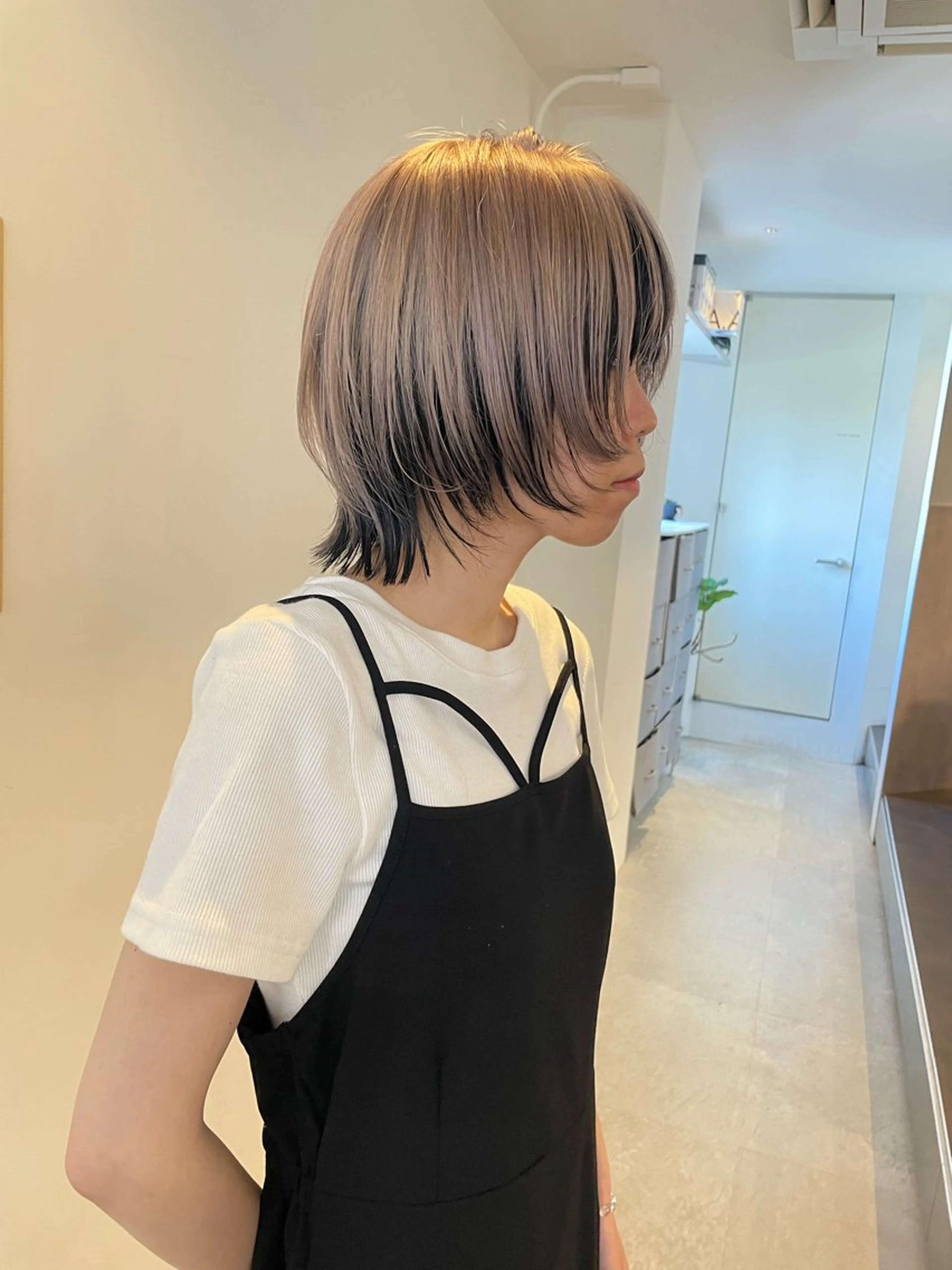 ショート カラー ミストバング ベージュカラー ブリーチ ケアブリーチ デザインカラー ヘアカラー トリートメント MIU/ルーツカラー ボブ/顔周りレイヤーのヘアスタイル