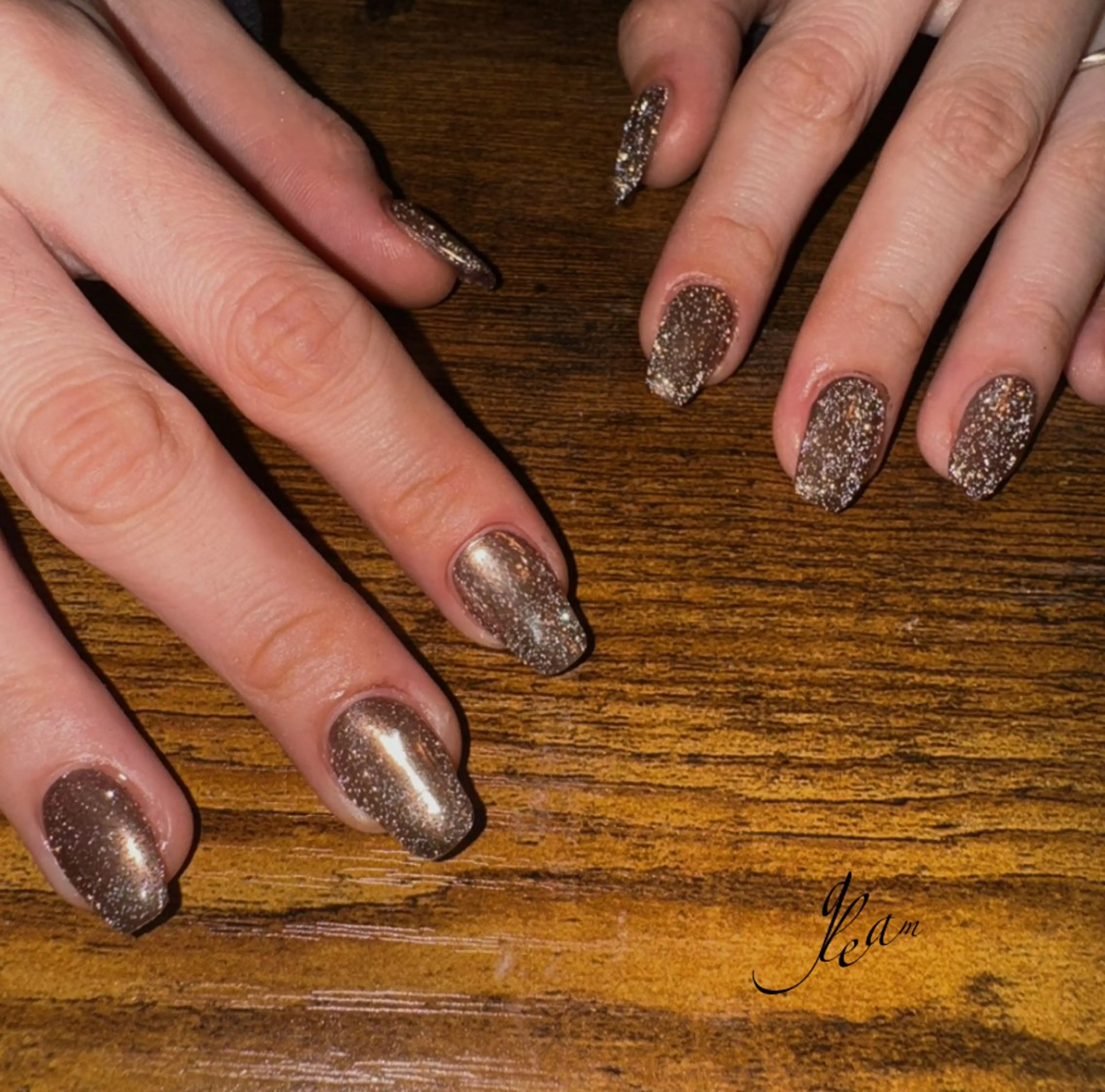 ネイル ブラウン フラッシュネイル ゴールド キラキラネイル ミラーネイル ハンドネイル gleam所属・gleam✴︎ sayakaのネイルデザイン