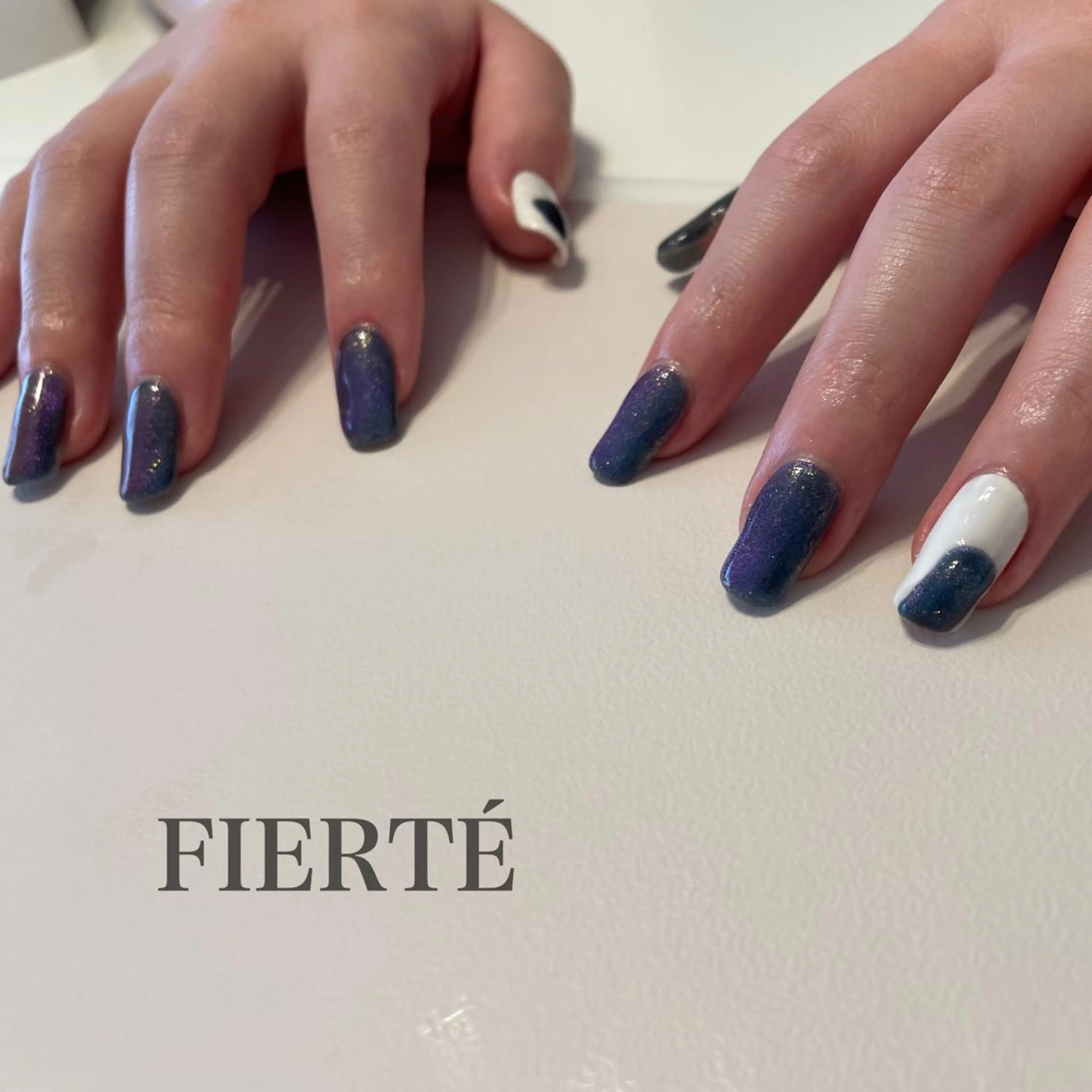 ネイル ブルー キラキラネイル マグネットネイル パープル ハンドネイル FIERTÉ所属・FIERTÉ Miyuのネイルデザイン