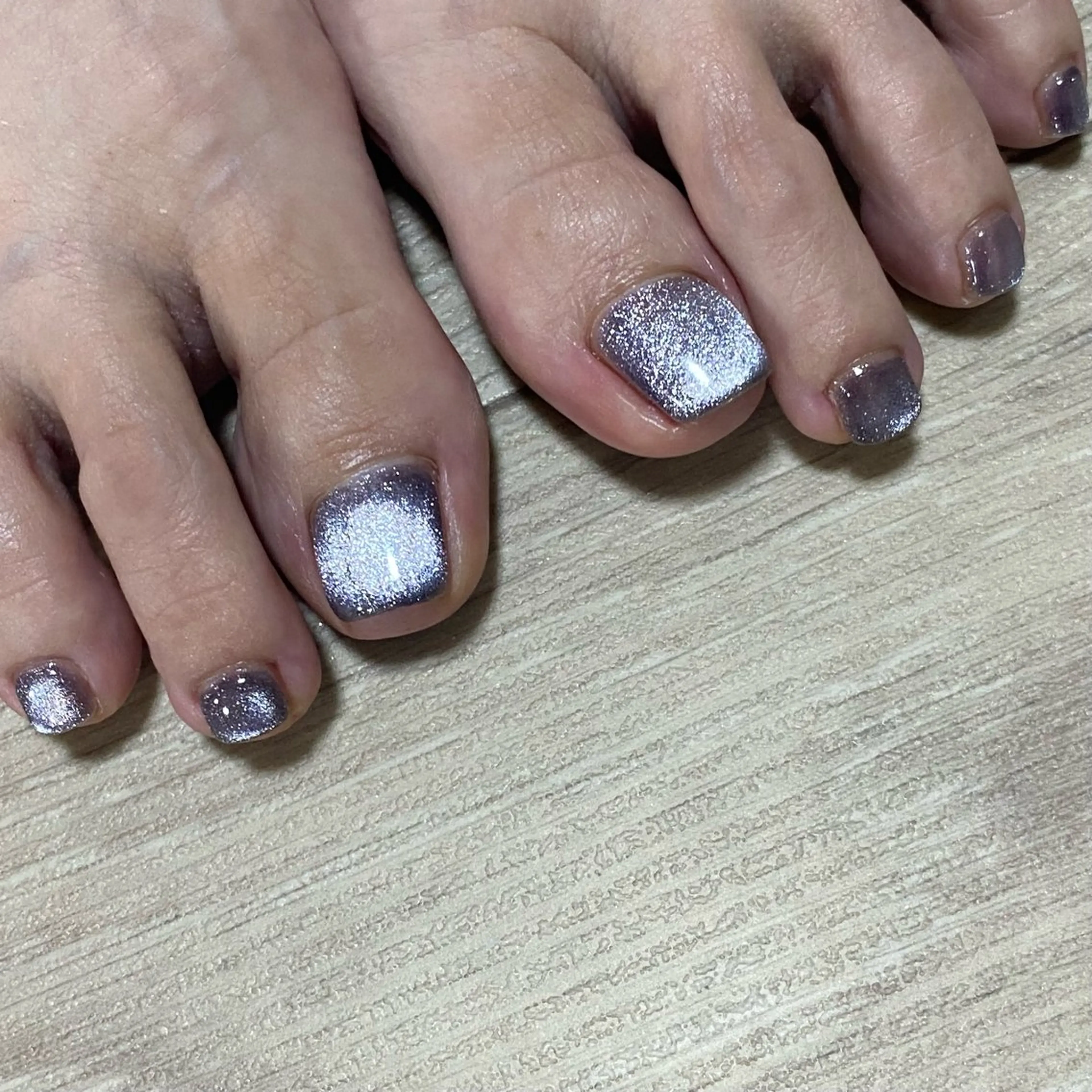 ネイル フットネイル キラキラネイル マグネットネイル ワンカラーネイル フットネイル soleil所属・舞鶴 奈々美のネイルデザイン