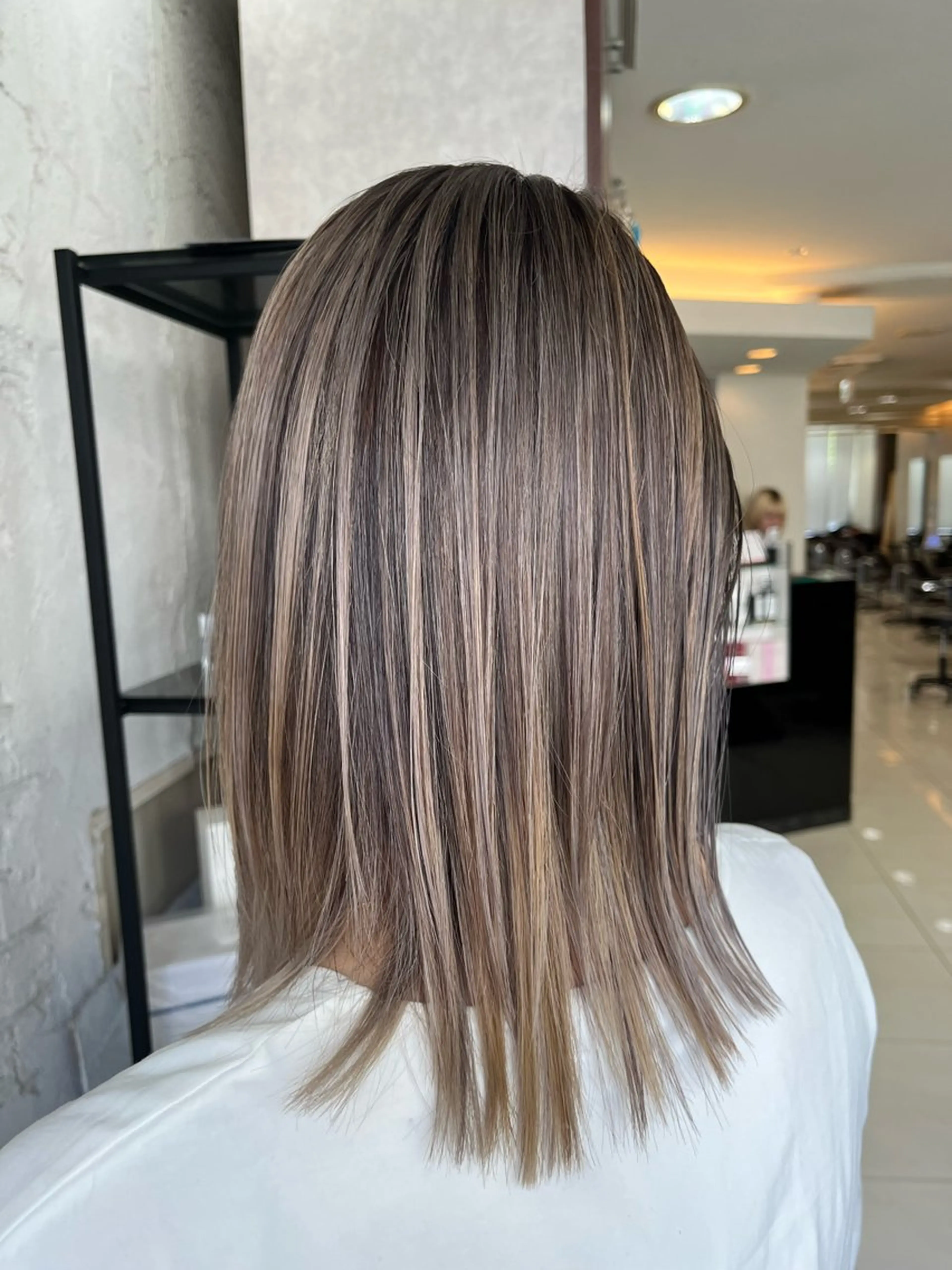 セミロング レイヤーカット ハイライトカラー＆ ダブルカラー　田口のヘアスタイル