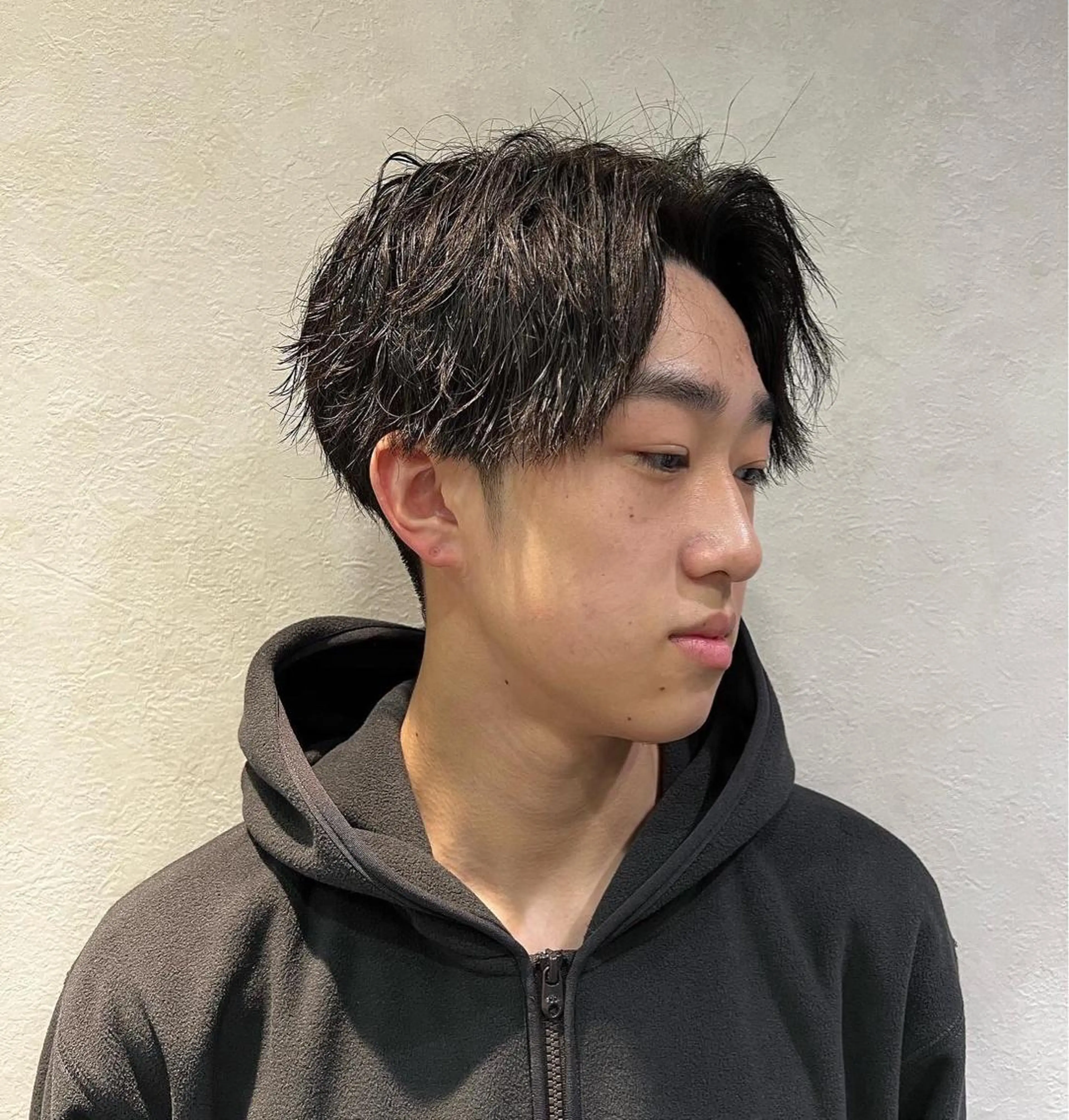 ショート パーマ メンズ センターパート メンズパーマ ツイストスパイラルパーマ 刈り上げ スパイラルパーマ カット パーマ BARBER SUGIYAMA所属・北千住理容室バーバー 小堀悠作のヘアスタイル