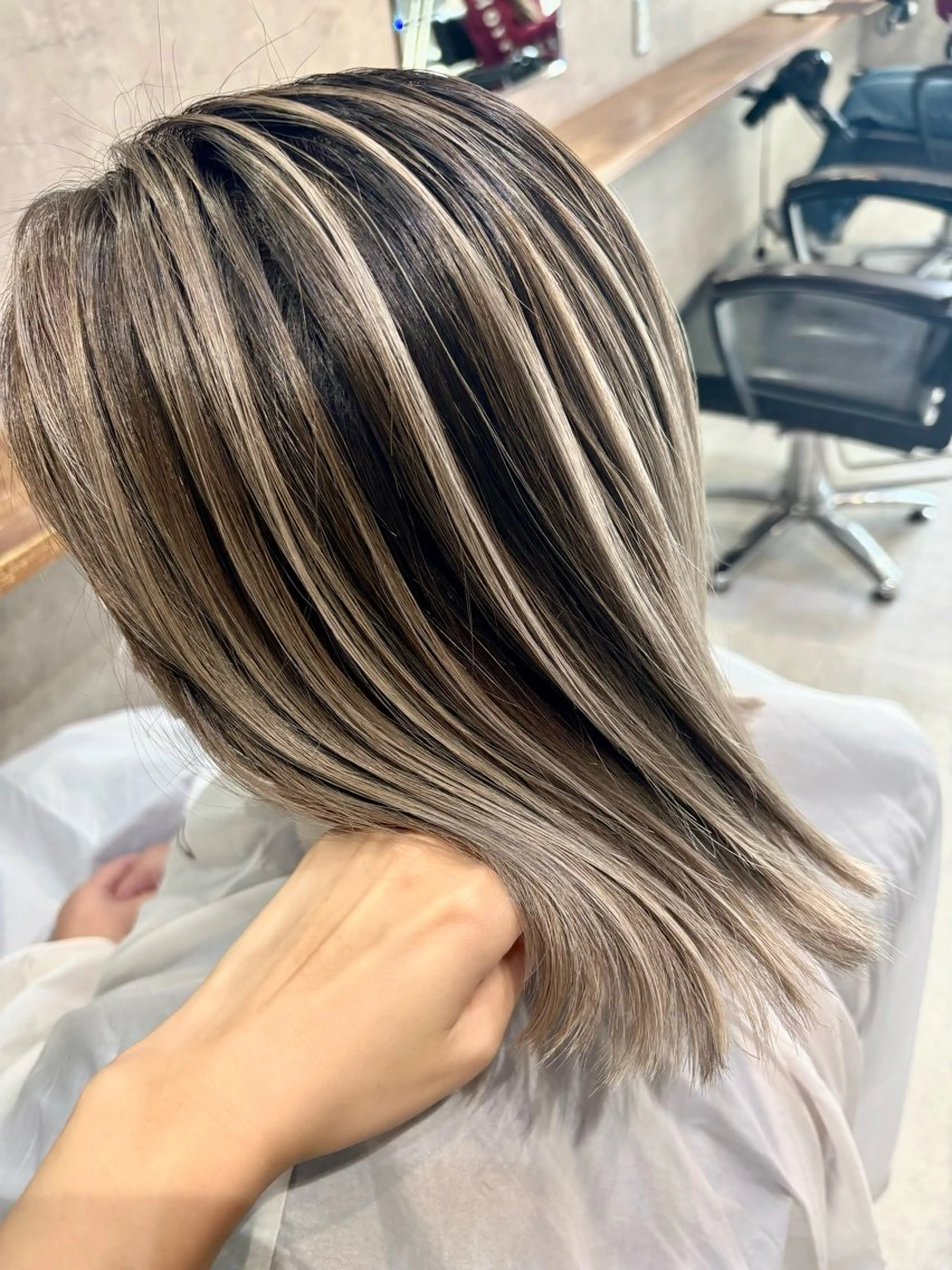 ミディアム カラー バレイヤージュ ベージュカラー ブリーチ ハイライトカラー ハイライト カット ヘアカラー 松井那津子 /ハイライトブリーチのヘアスタイル