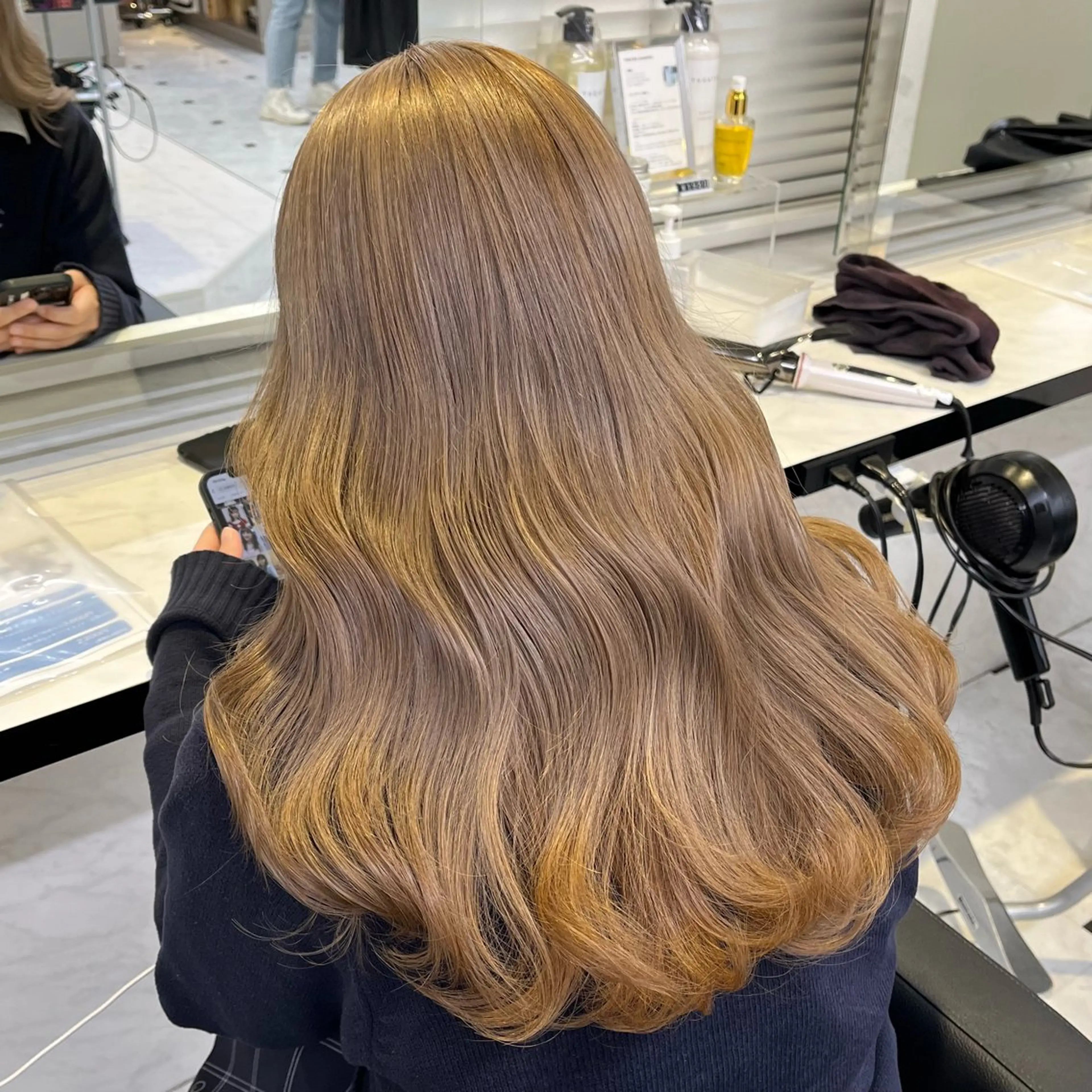 セミロング カラー ヘアアレンジ 🍒透明感カラー🌨 🥕ハイトーンカラーのヘアスタイル
