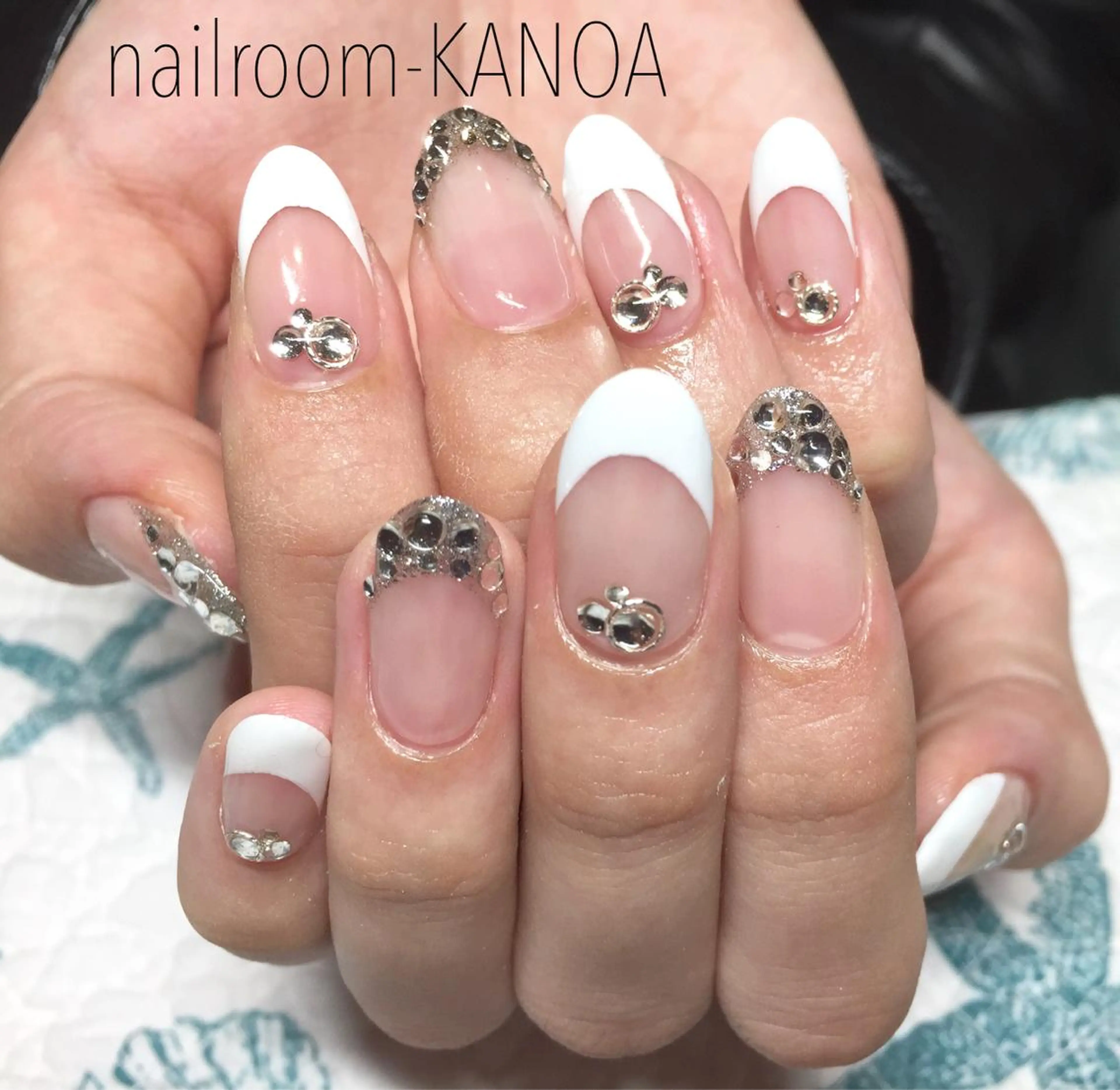 ミディアム ネイル フレンチネイル キラキラネイル nailroom- KANOAのネイルデザイン
