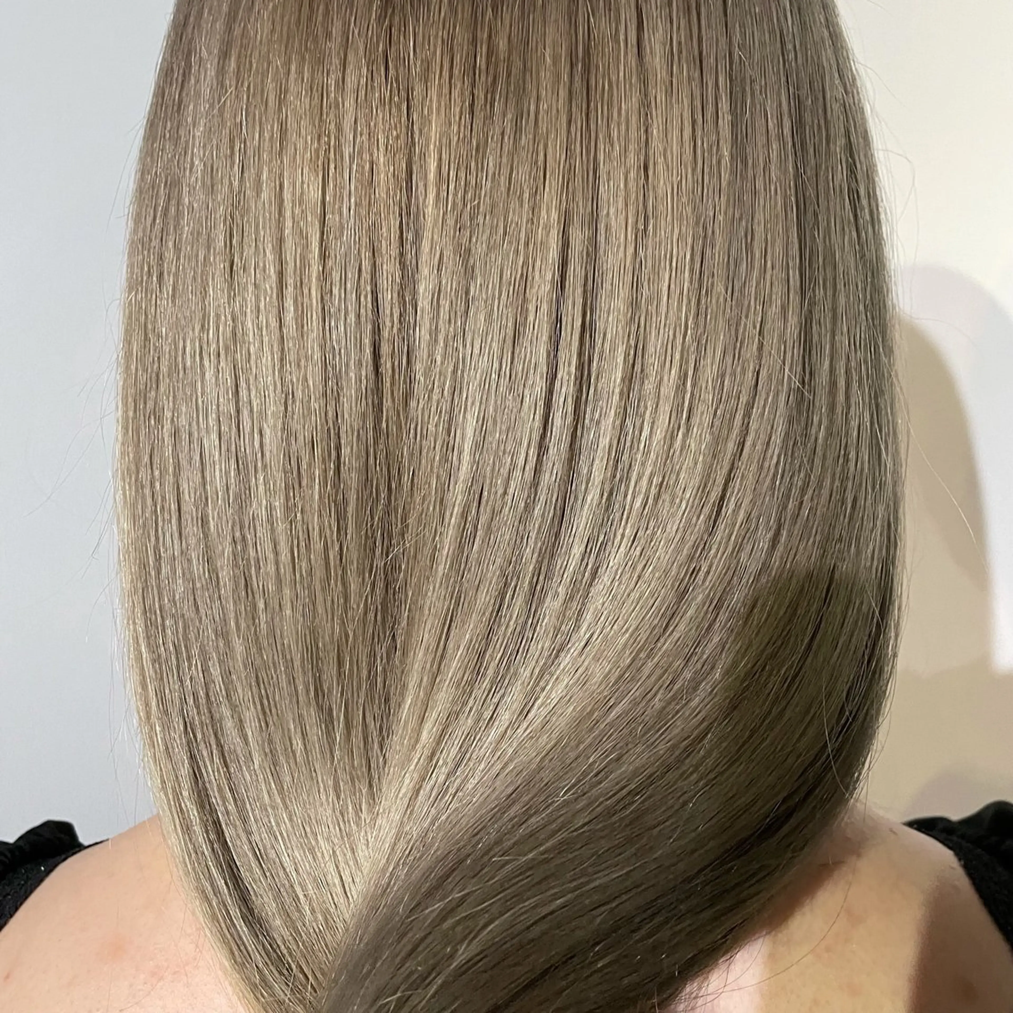 ミディアム カラー ブリーチ ブロンド ケアブリーチ ハイトーンカラー ホワイトブロンド ヘアカラー トリートメント ☀️Luana☀️ 公式/大通のヘアスタイル