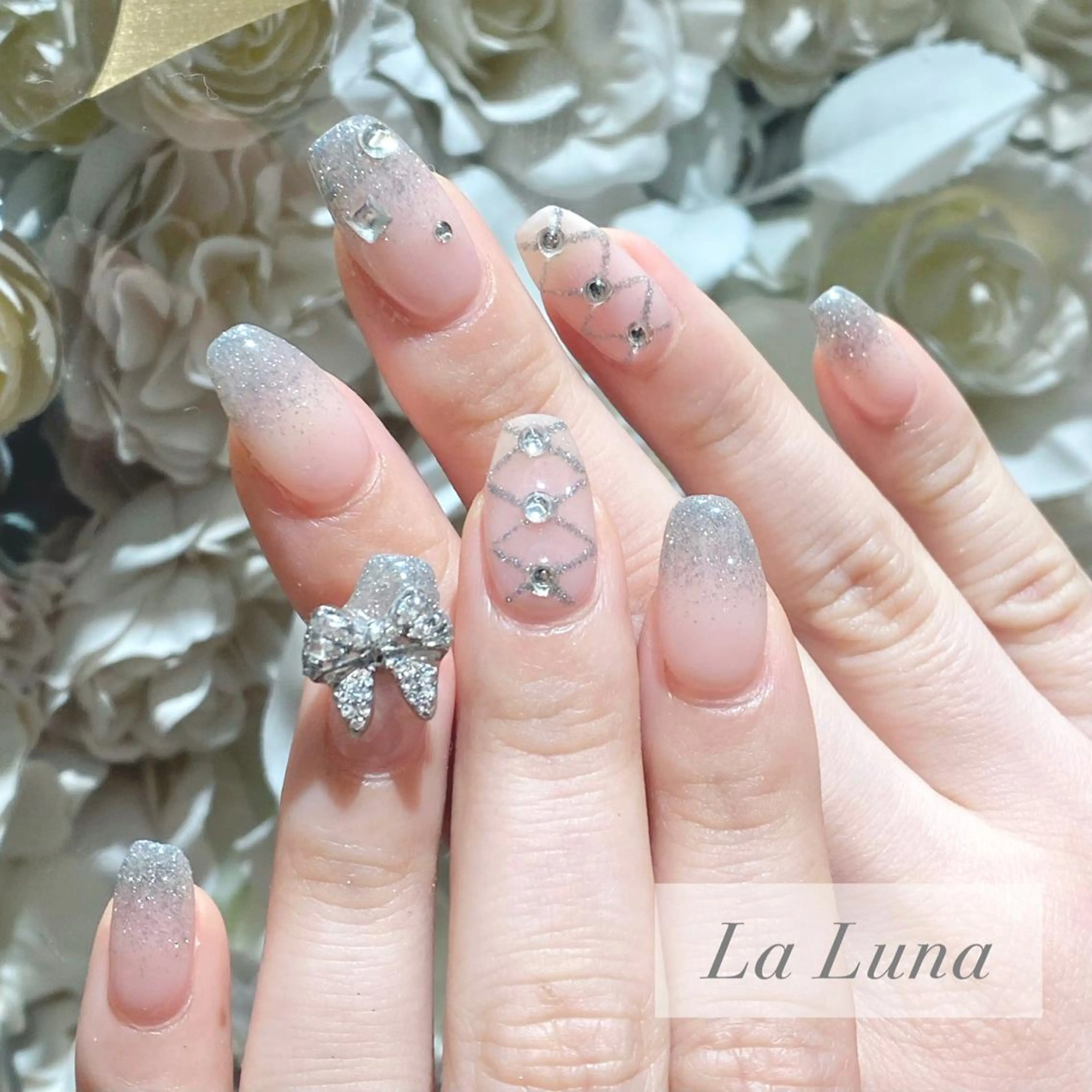 ネイル アートネイル リボン ＬａＬｕｎａ🌙 natsukiのネイルデザイン
