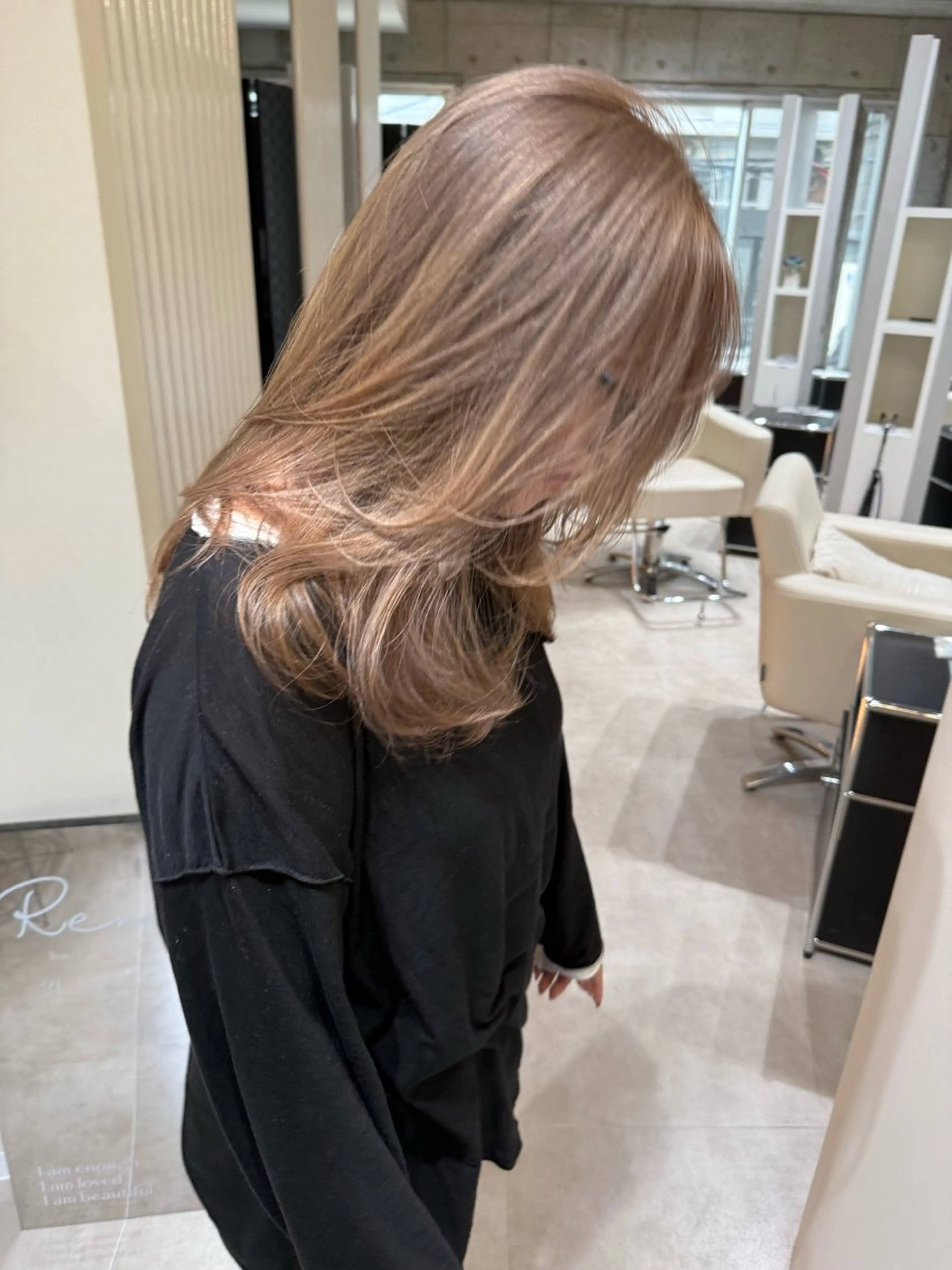 セミロング カラー ベージュカラー ブリーチ レイヤーカット ヘアカラー トリートメント Rem所属・HONDA KANONのヘアスタイル