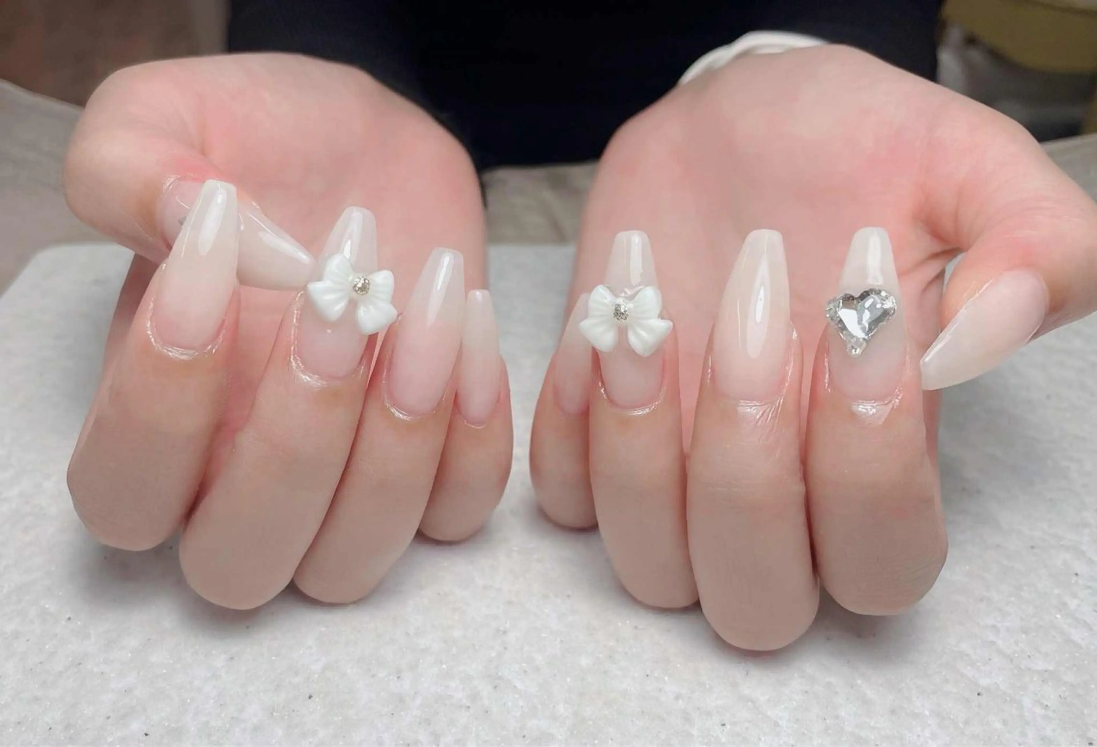 ネイル ハート リボン ストーンネイル ハンドネイル MEO NAIL(メオネイル)所属・MEO NAILのネイルデザイン