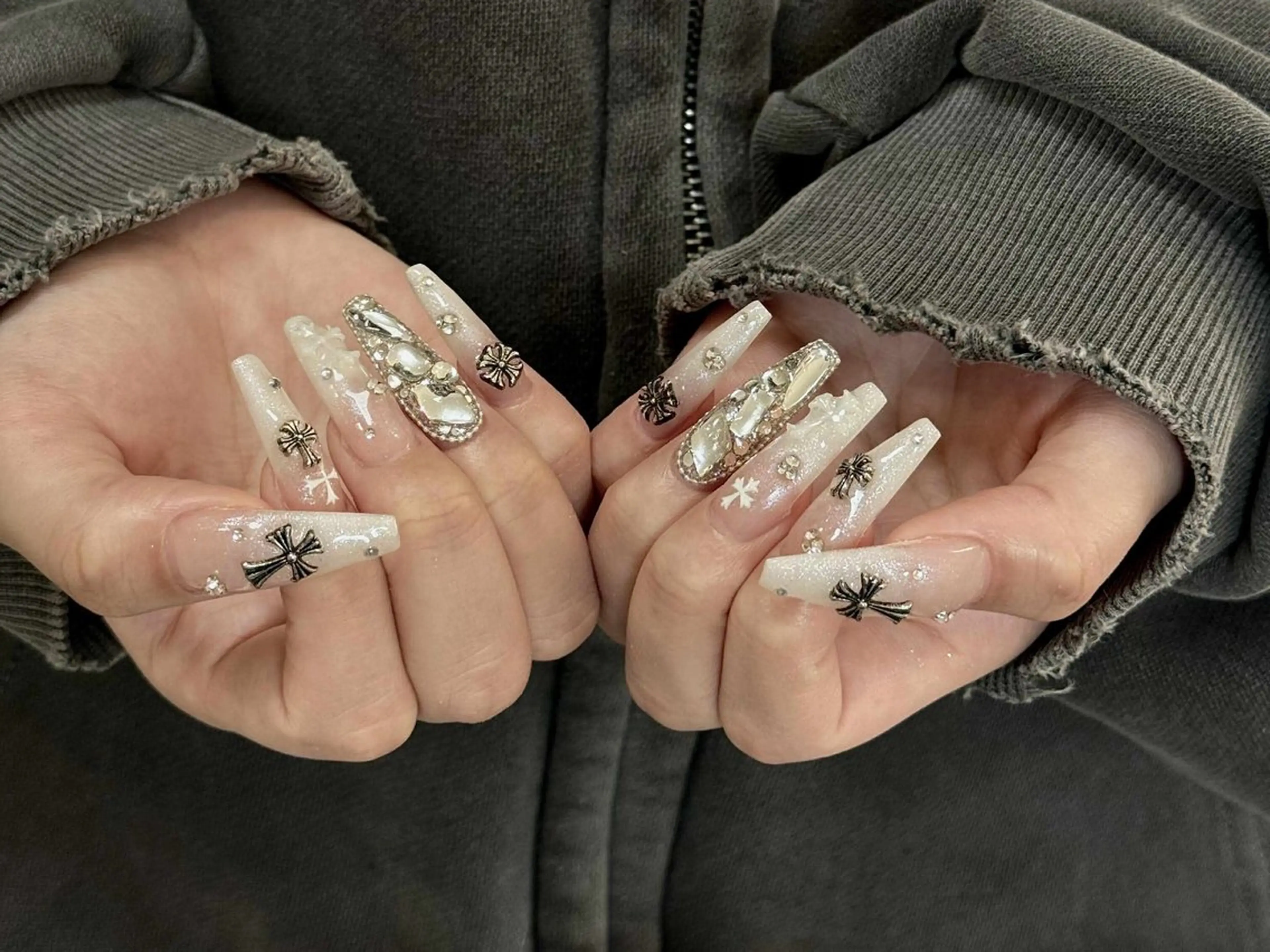 ネイル ボルドー ブラウン チークネイル ドット フットネイル ハンドネイル Julli NailStudioのネイルデザイン