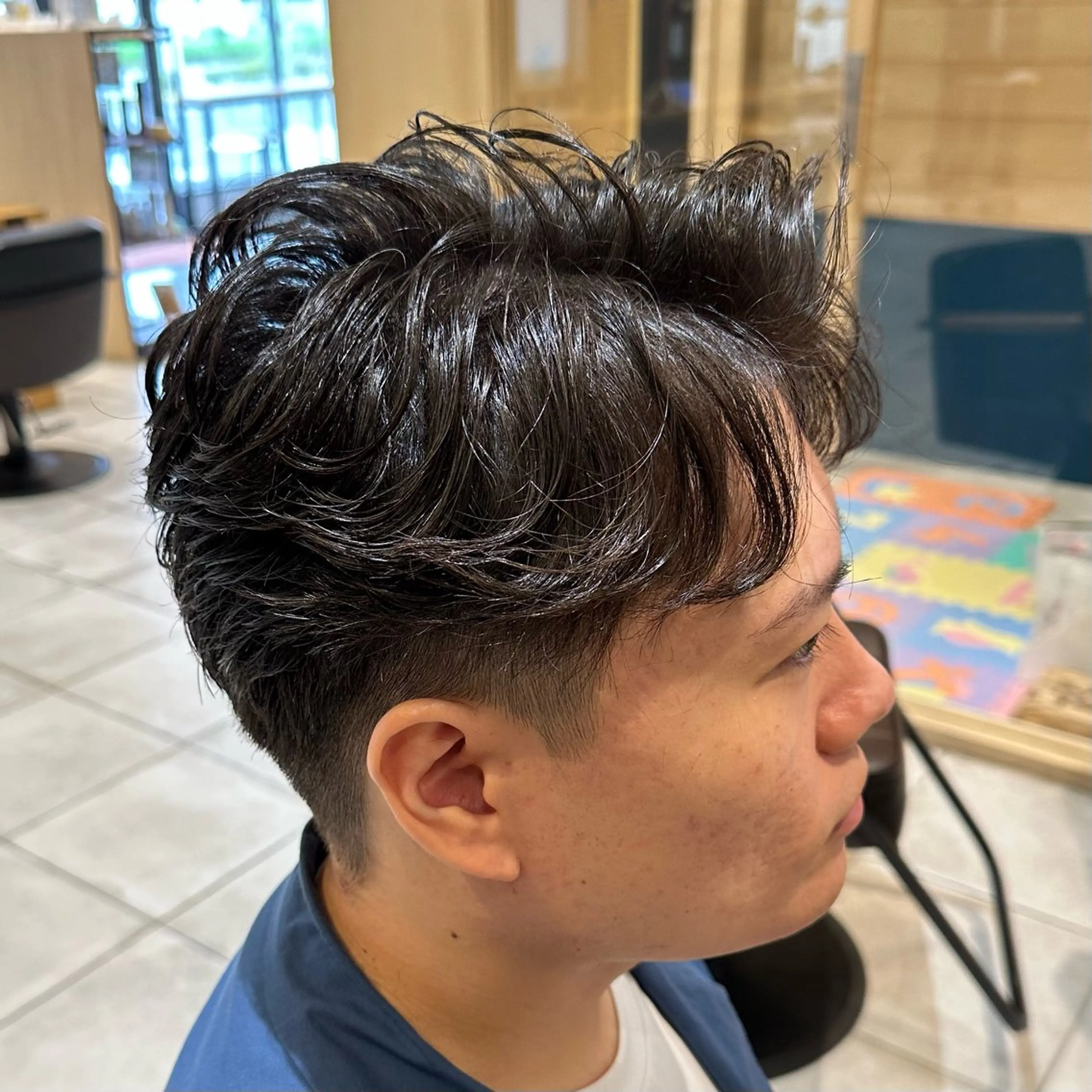 ショート パーマ メンズ フェザーパーマ メンズパーマ ショートヘア メンズ特化　パーマ メッシュハイライトのヘアスタイル