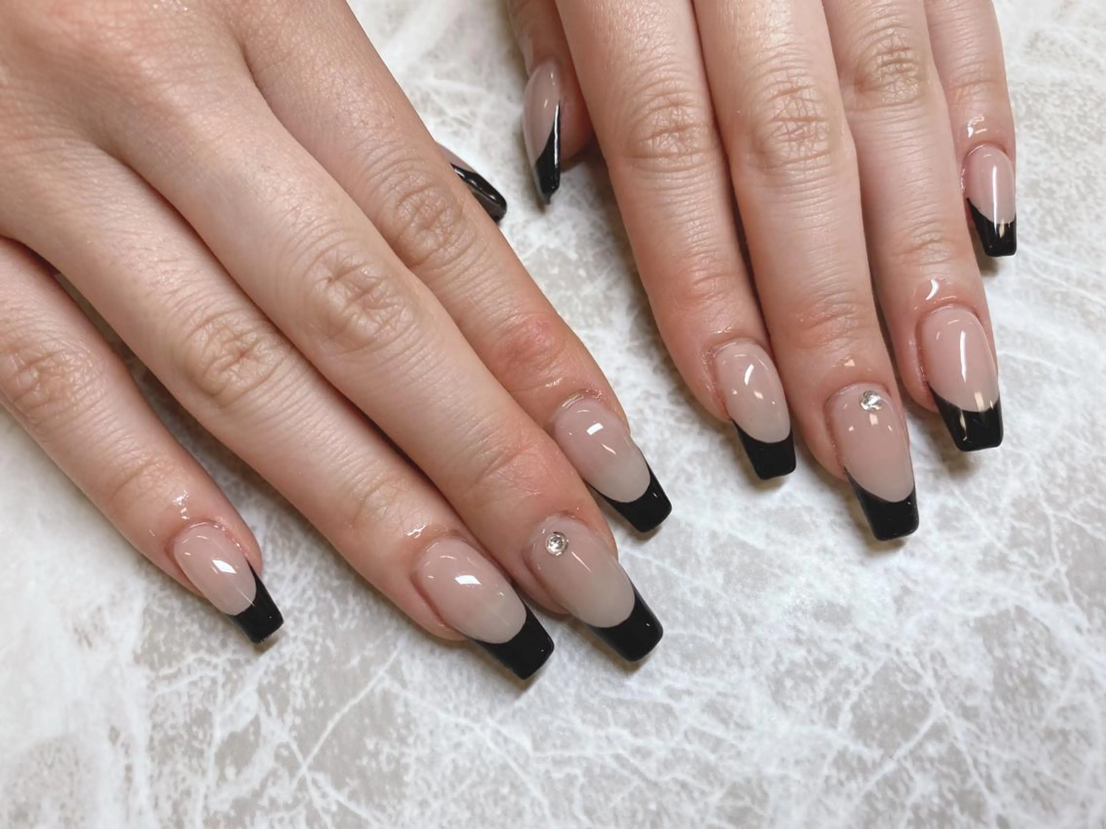 ネイル 長さ出し フットネイル フレンチネイル ジェルネイル キラキラネイル ハンドネイル salon  Lilou所属・salon Lilouのネイルデザイン