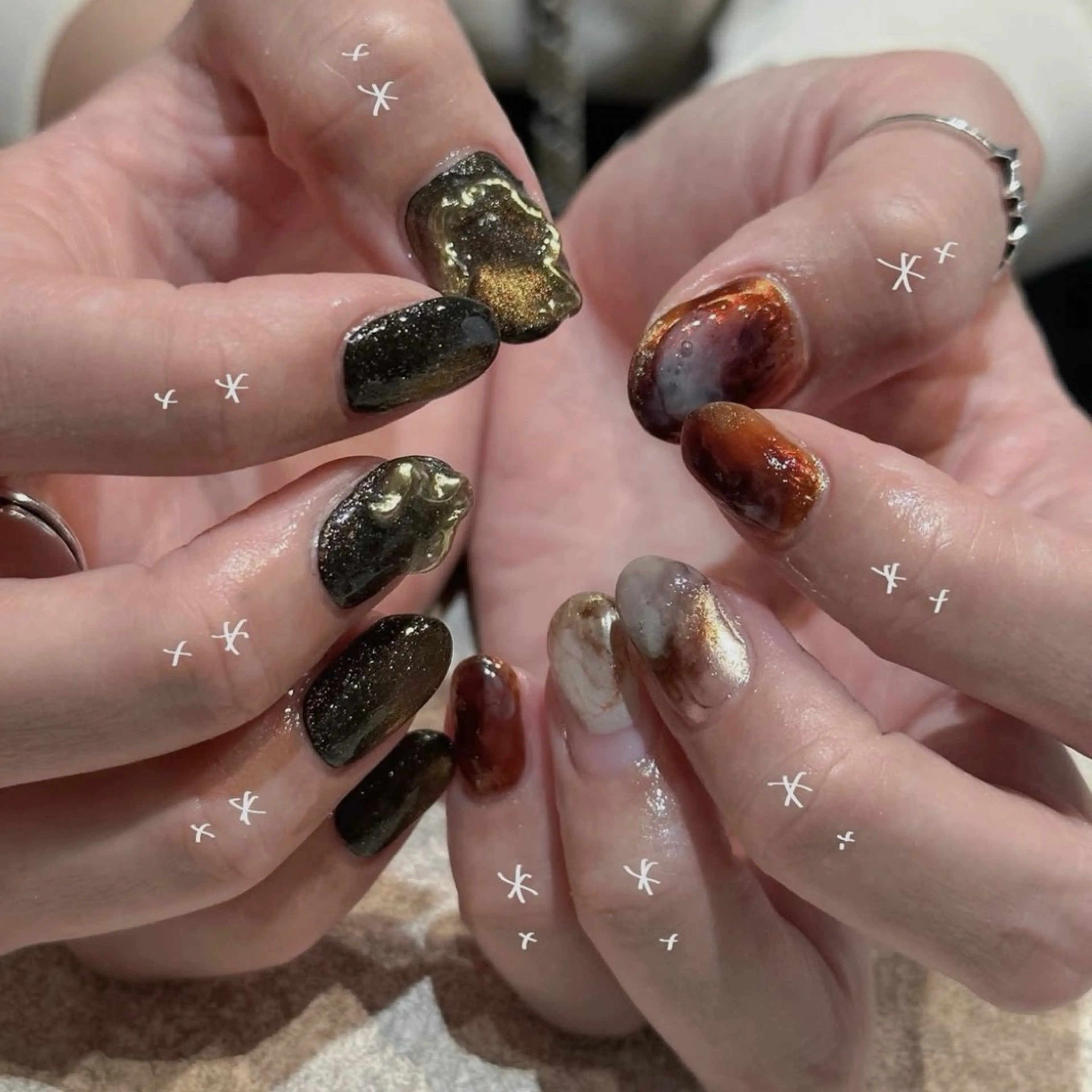 ネイル ブラウン キラキラネイル ニュアンスネイル talo .のネイルデザイン