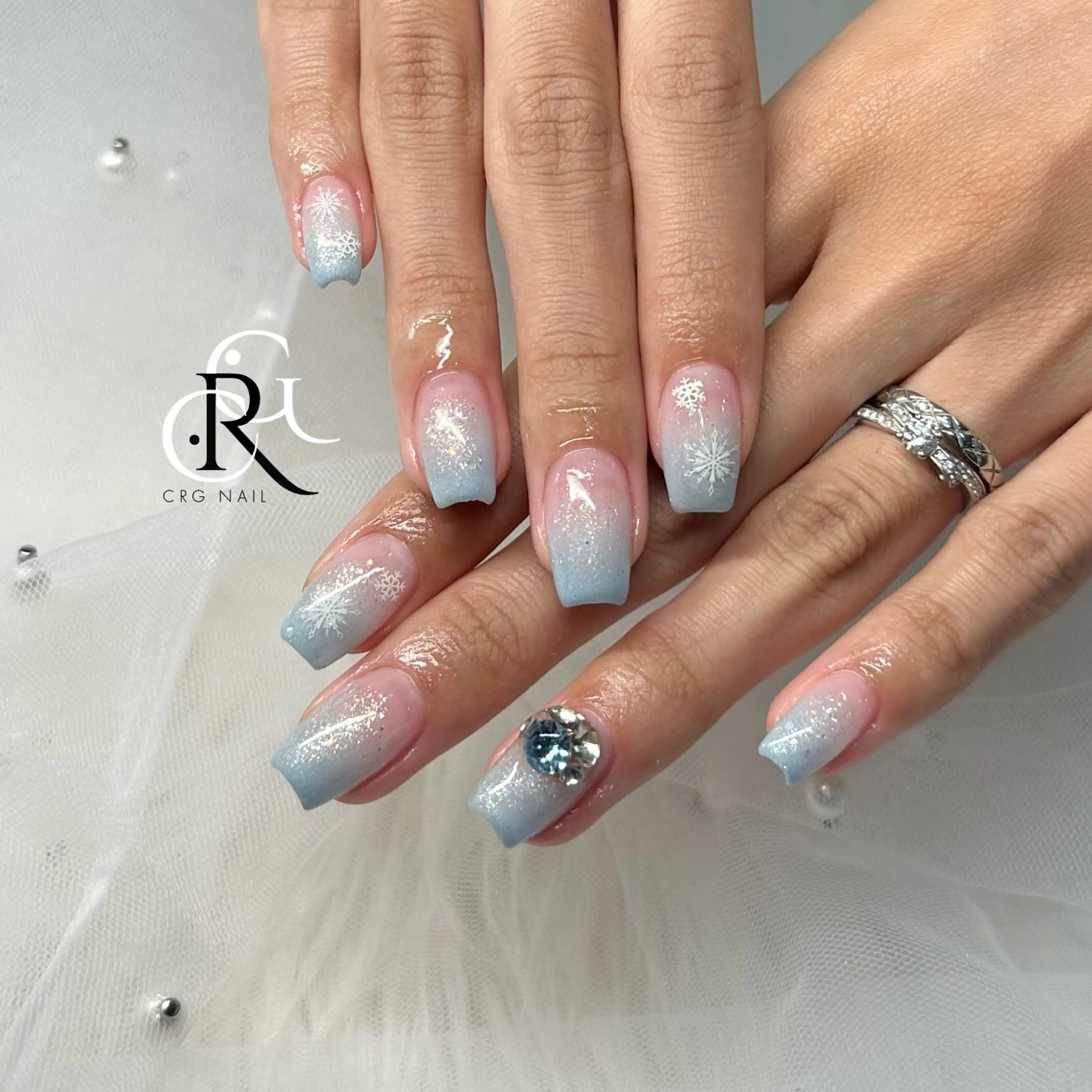 ネイル ラメ(グリッター) 水色 冬ネイル ハンドネイル 美フォルム✨ CRG　RURIのネイルデザイン