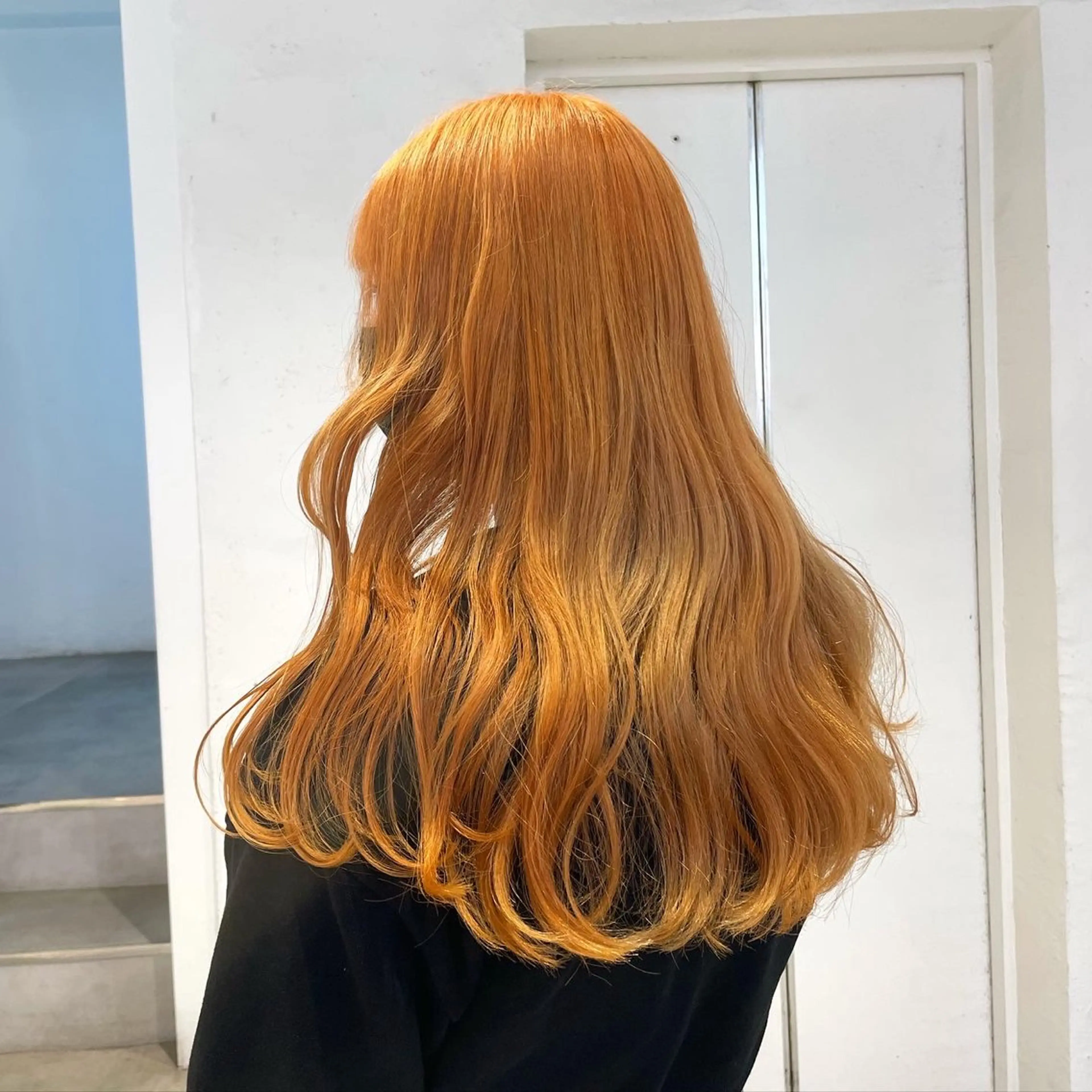 ミディアム カラー ヘアカラー 🌟暖色系ハイトーン 🌟AIのヘアスタイル