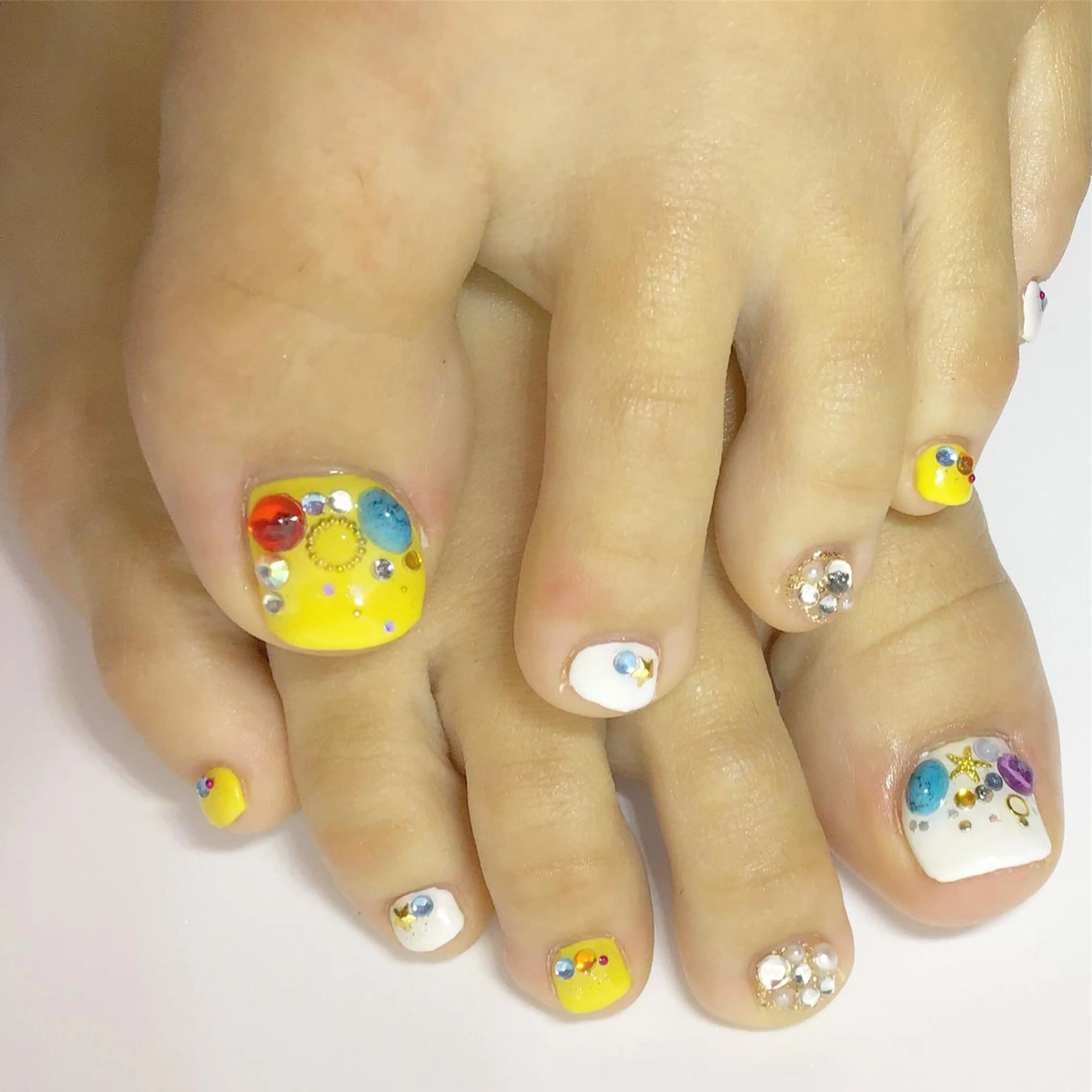 ネイル フットネイル 黄色 gui amichantoco所属・gui amichanのネイルデザイン